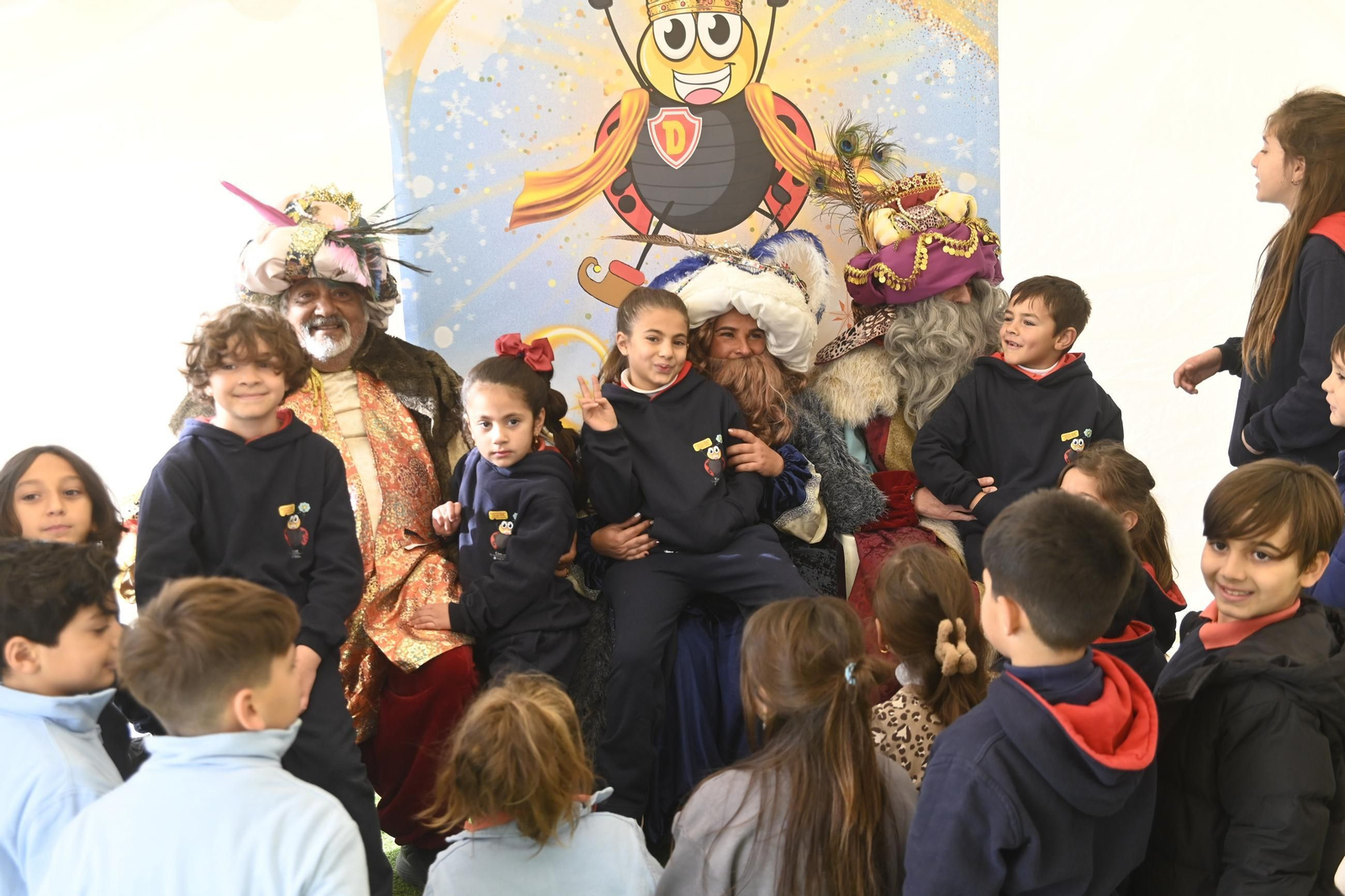 Los Reyes Magos visitan el mercadillo de El Arenal