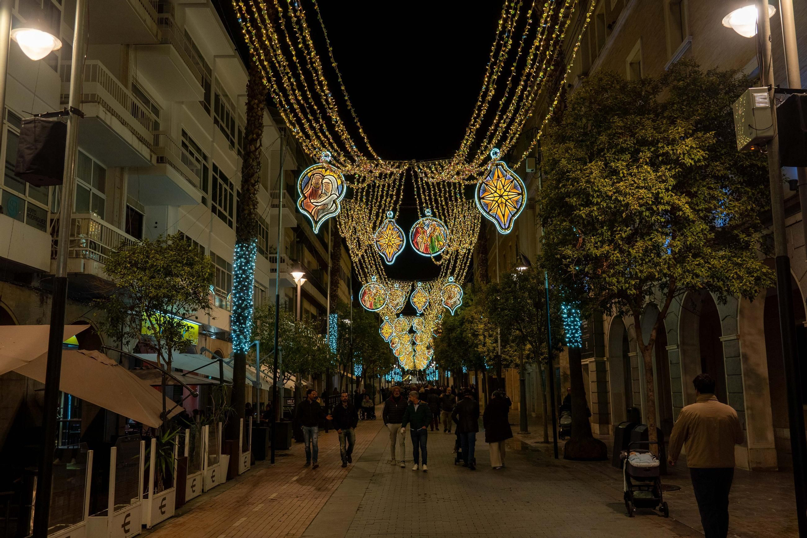 Imágenes de la ciudad de Huelva iluminada por las luces de Navidad