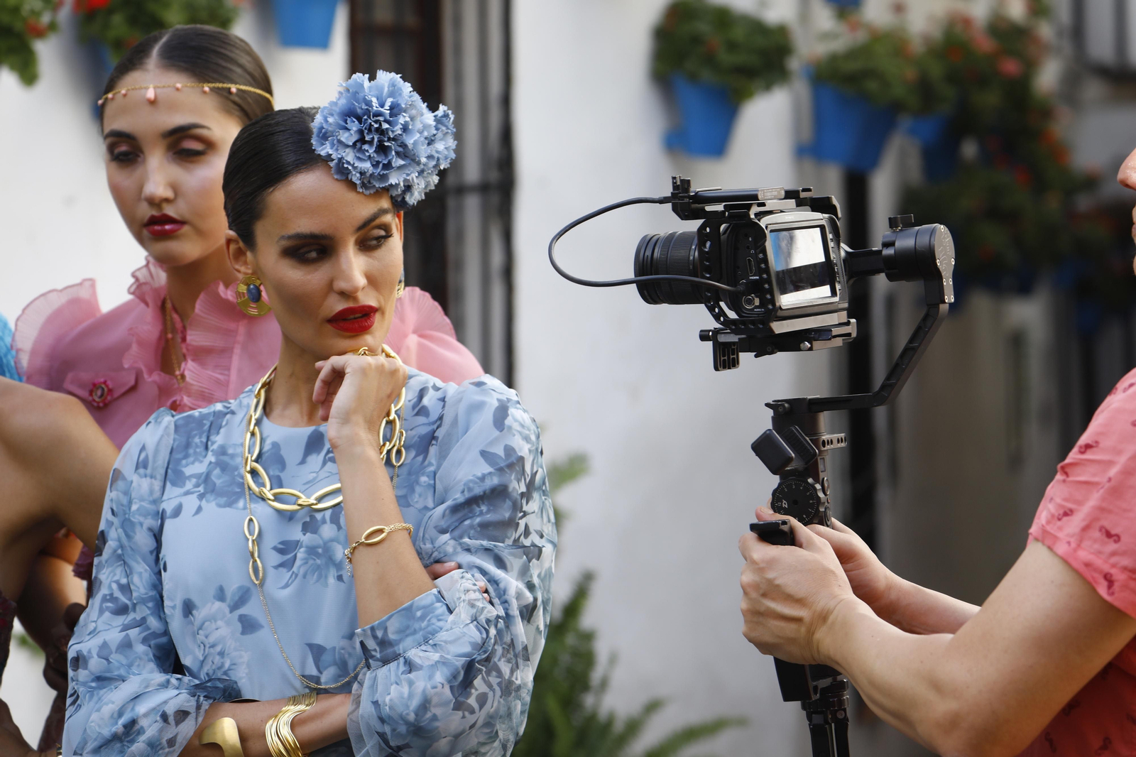 La calleja de las Flores de Córdoba se llena de moda y joyas, en imágenes