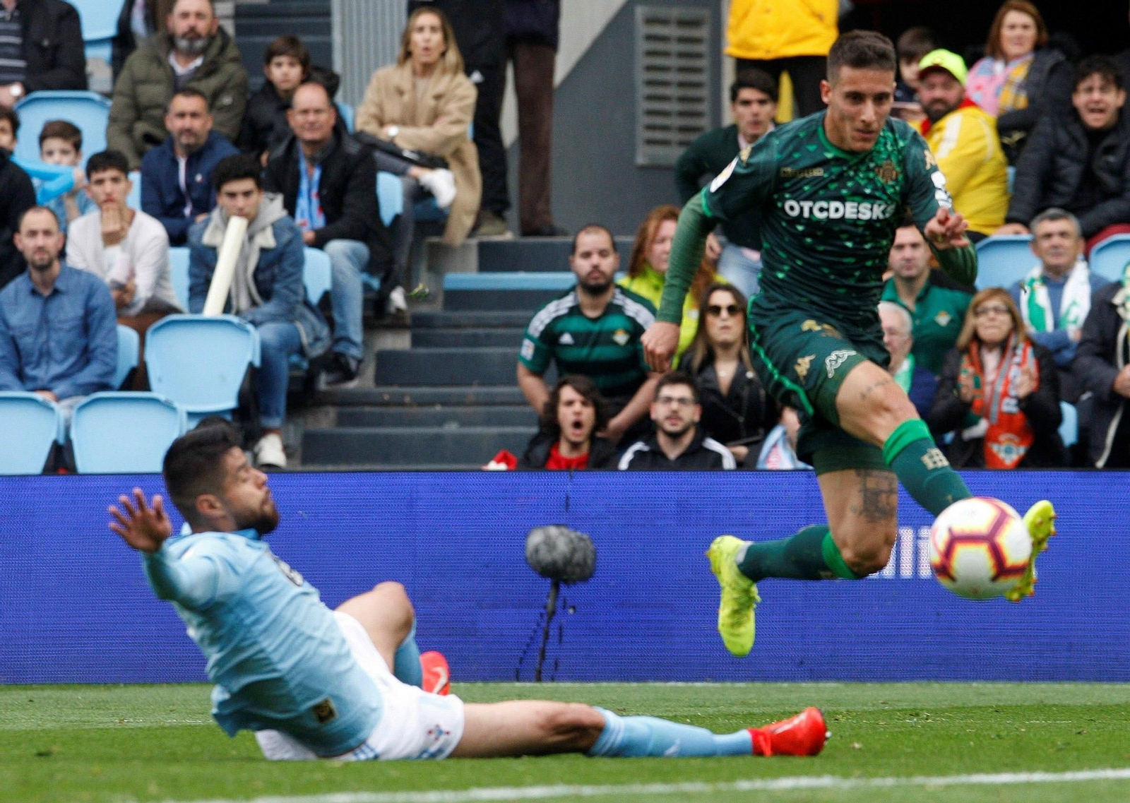 Tello chuta a portería ante Araujo antes de que Jesé marque el decisivo gol.