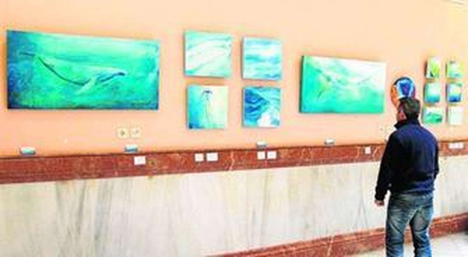 1. La exposición está compuesta por una veintena de cuadros. 2. La muestra incluye la figura femenina. 3. Una de las obras expuestas. 4. Violeta Gil, delante de su obra. 5. Seis cuadros de pequeños formato.