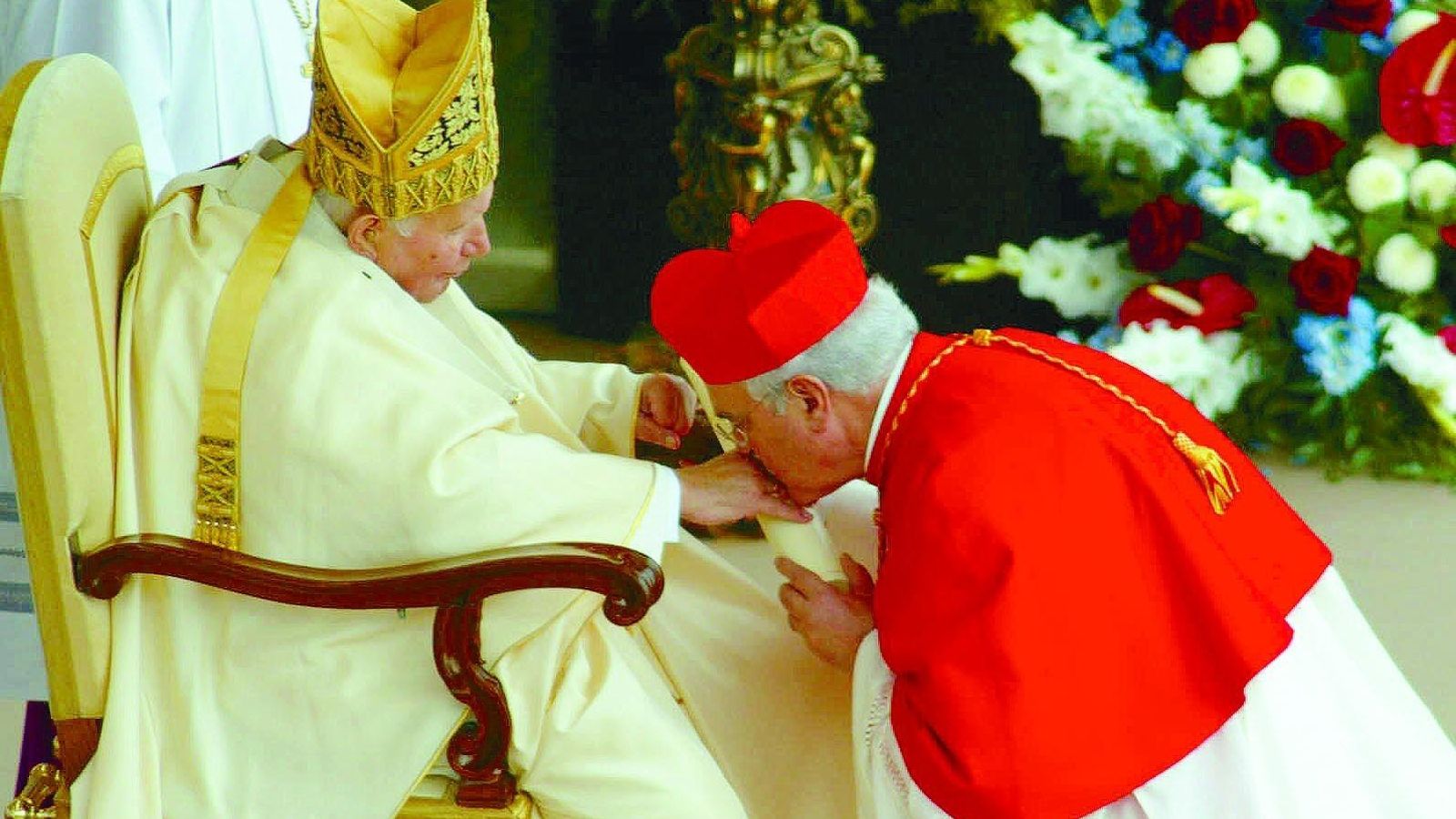 Monseñor Amigo Vallejo besa la mano de Juan Pablo II al recibir el capelo cardenalicio.