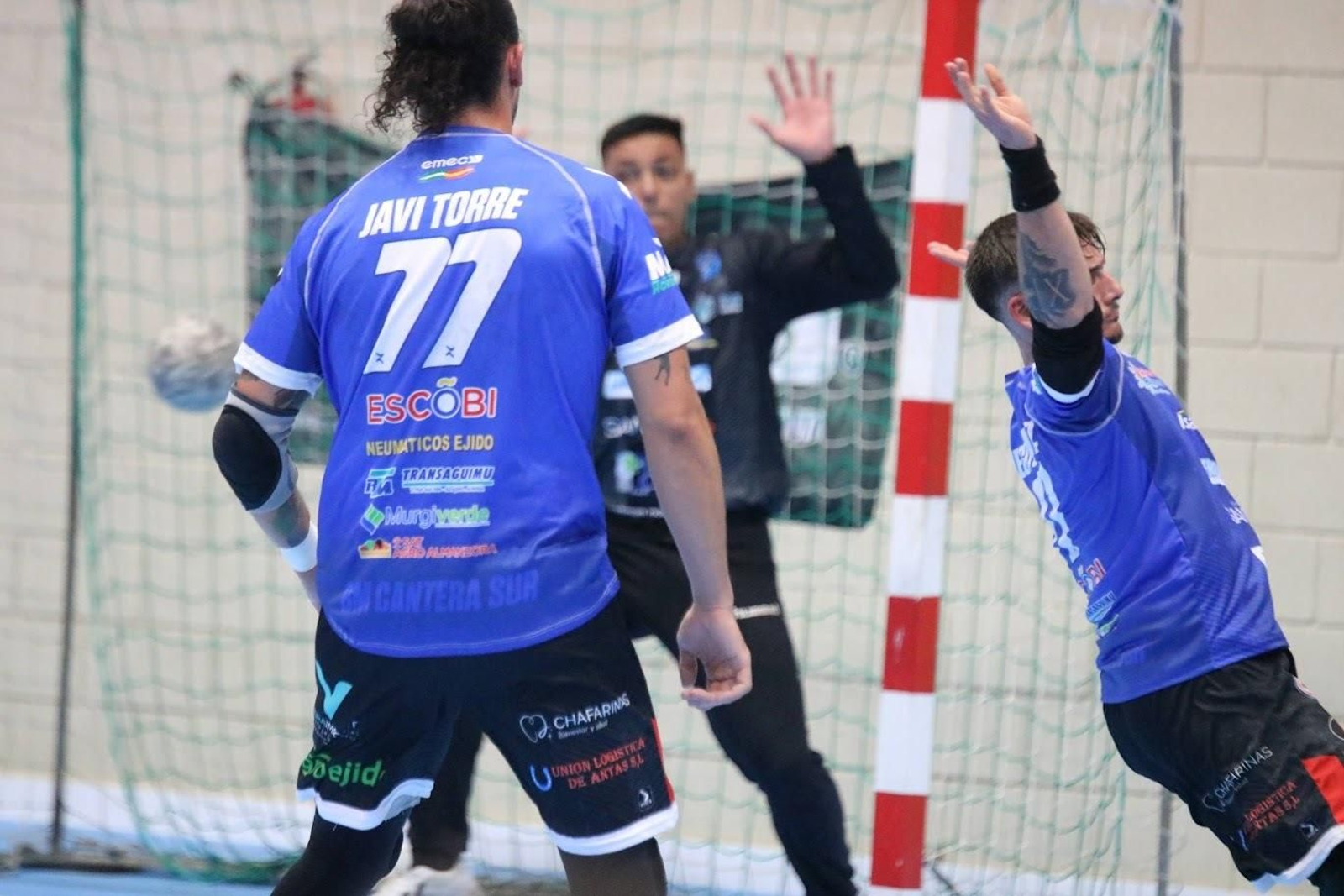 Un jugador canterano-sureño trata de taponar un disparo de los visitantes.