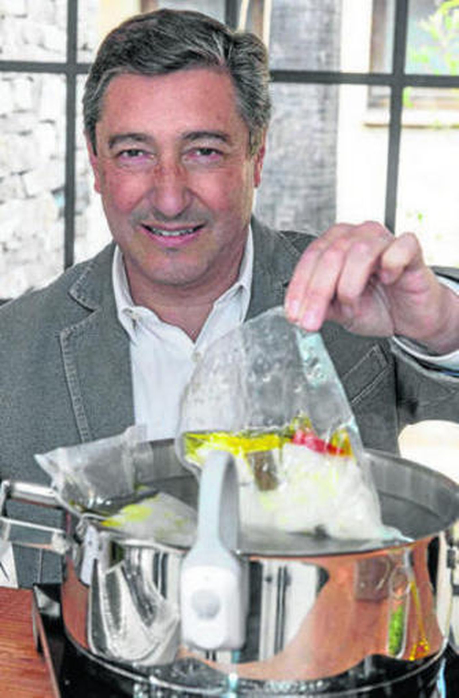 El prestigioso chef de El Celler de Can Roca con el 'Rocook'.