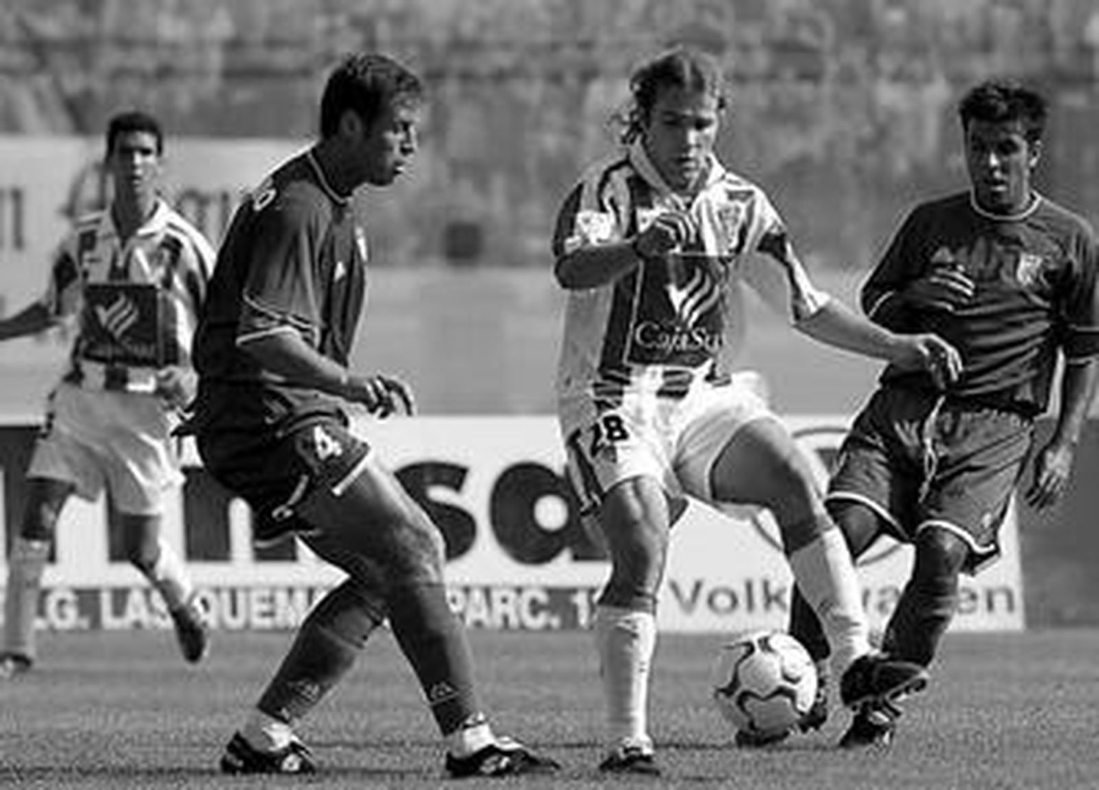 Alfonso intenta llevarse el balón entre Antonio y Katxorro cuando aún eran azulinos.