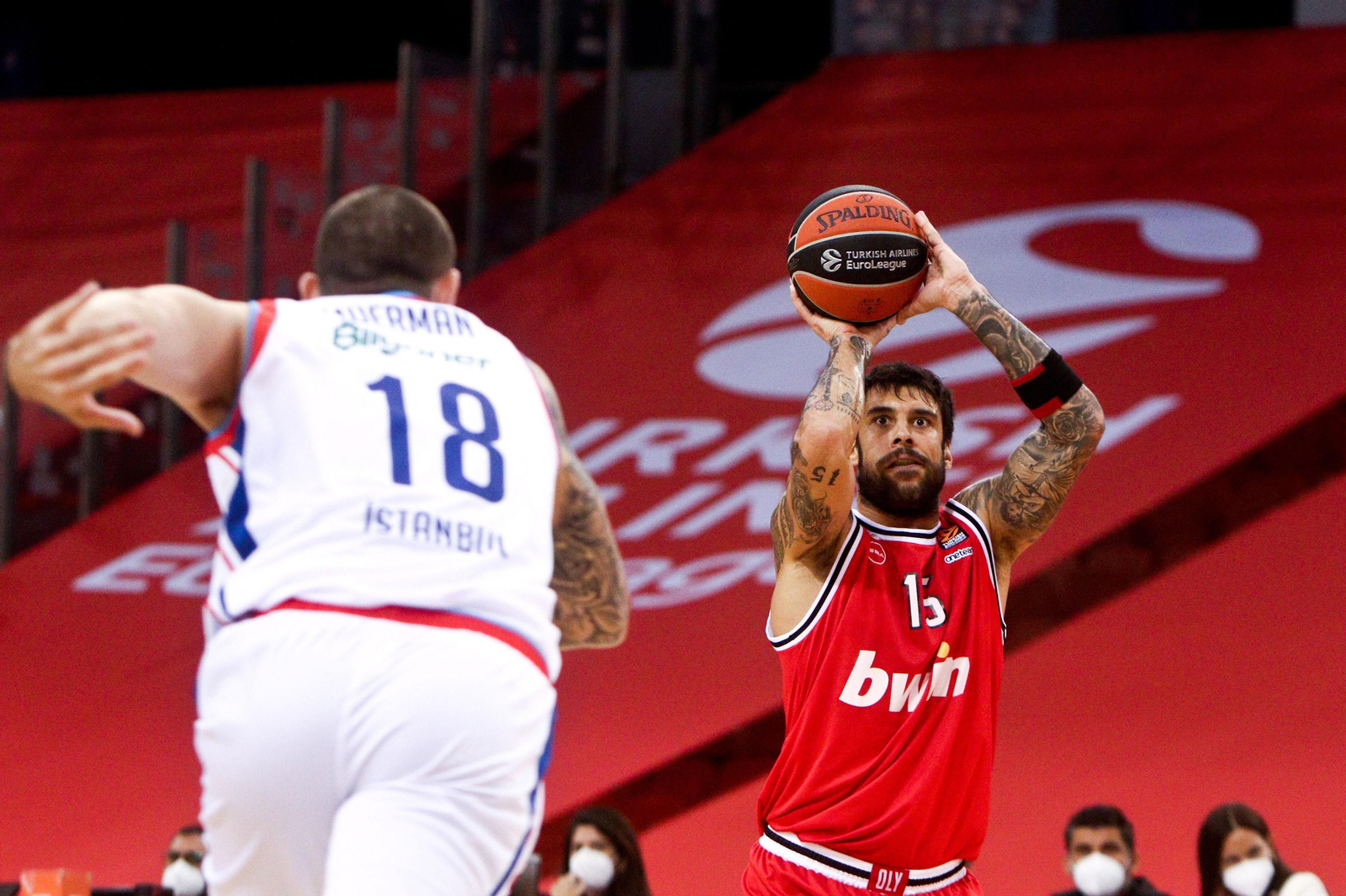 Printezis lanza a canasta ante Moerman.