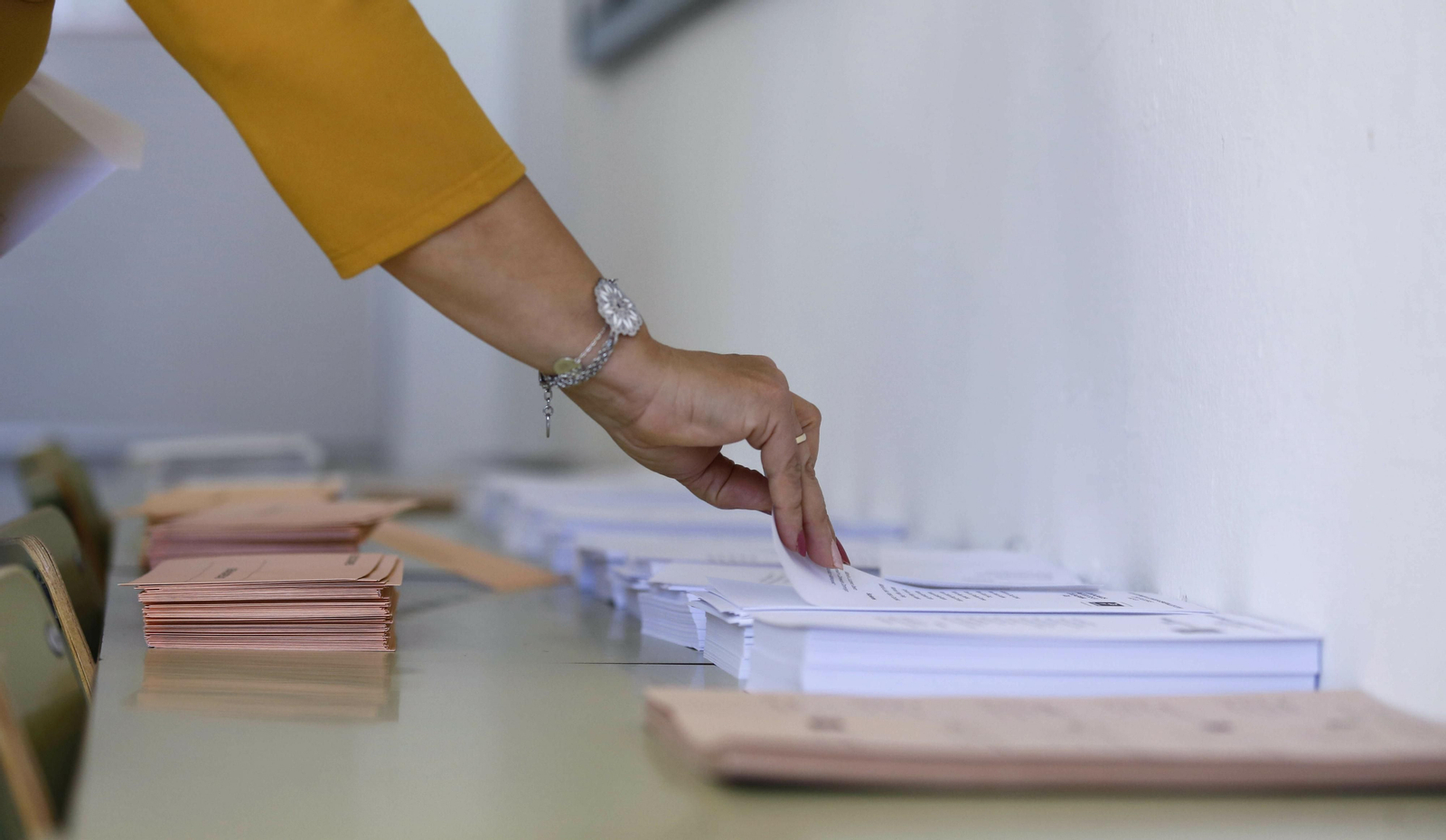 Una mujer coge un voto Una mujer coge un voto