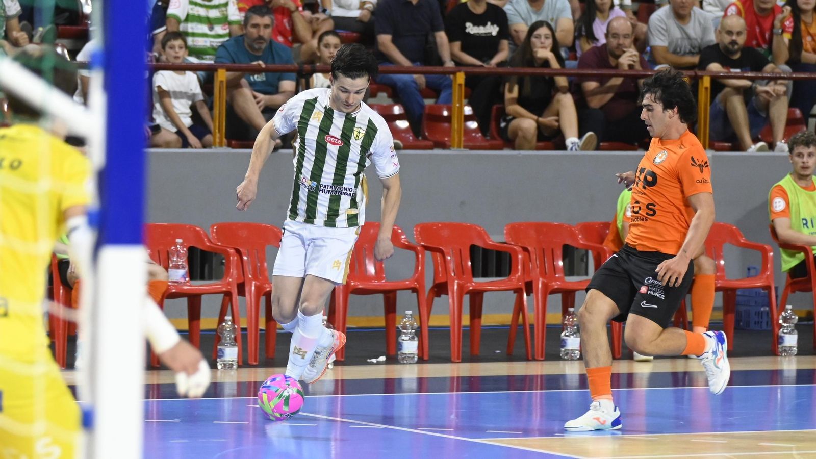 Murilo Duarte intenta culminar un contragolpe en el duelo entre el Córdoba Futsal y el Ribera Navarra.