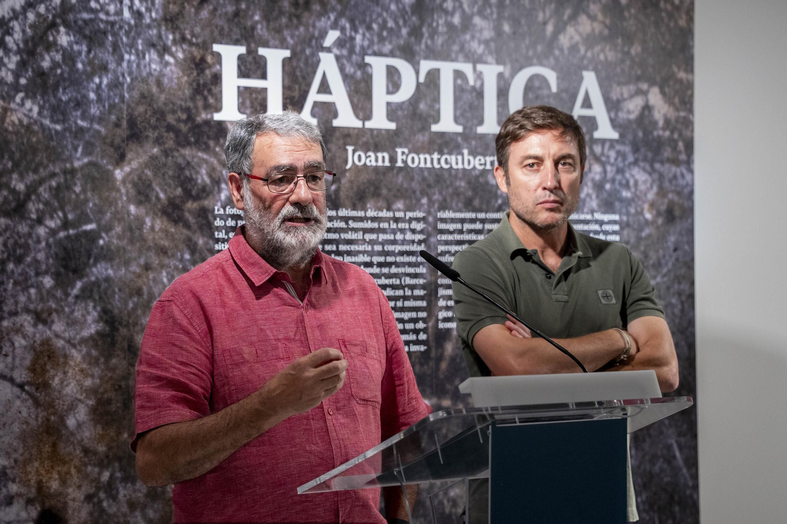 El comisario Sema D'Acosta y el artista Joan Fontcuberta presentan la exposición Háptica de la Fundación Unicaja