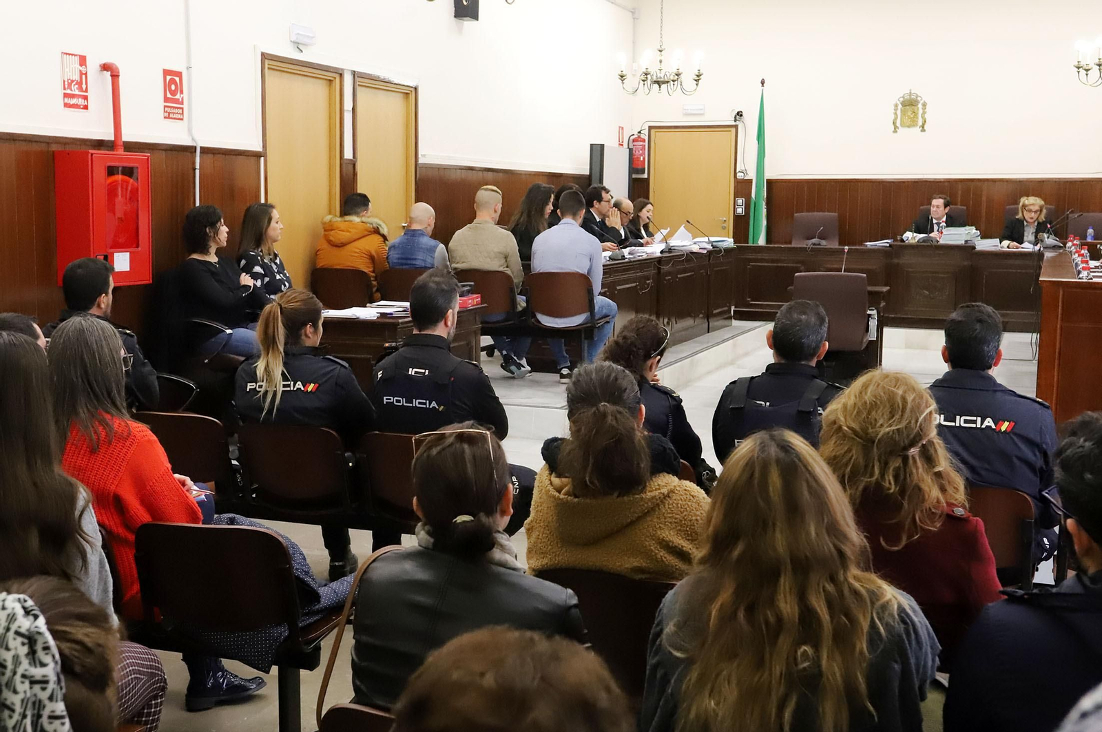 Los acusados del crimen de El Campillo en la primera sesión del plenario.