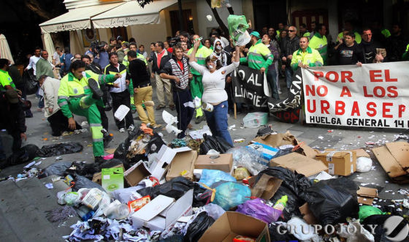 Los trabajadores de la concesionaria de limpieza pública esparcieron bolsas de basura frente a las puertas del Ayuntamiento durante una concentración

Foto: Miguel Angel Gonzalez
