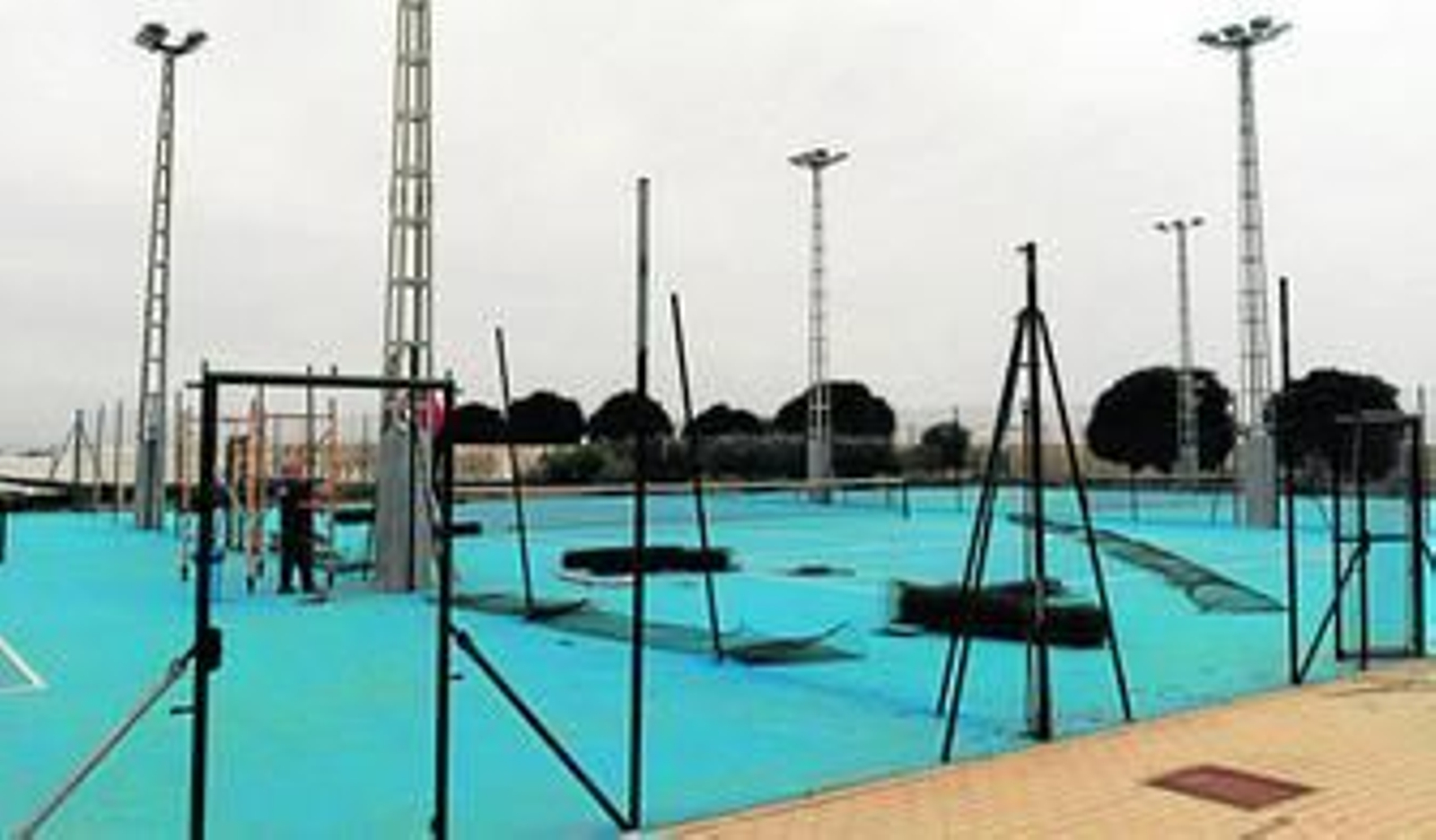 Los trabajos han comenzado con la rehabilitación del vallado perimitral de las pistas de tenis.