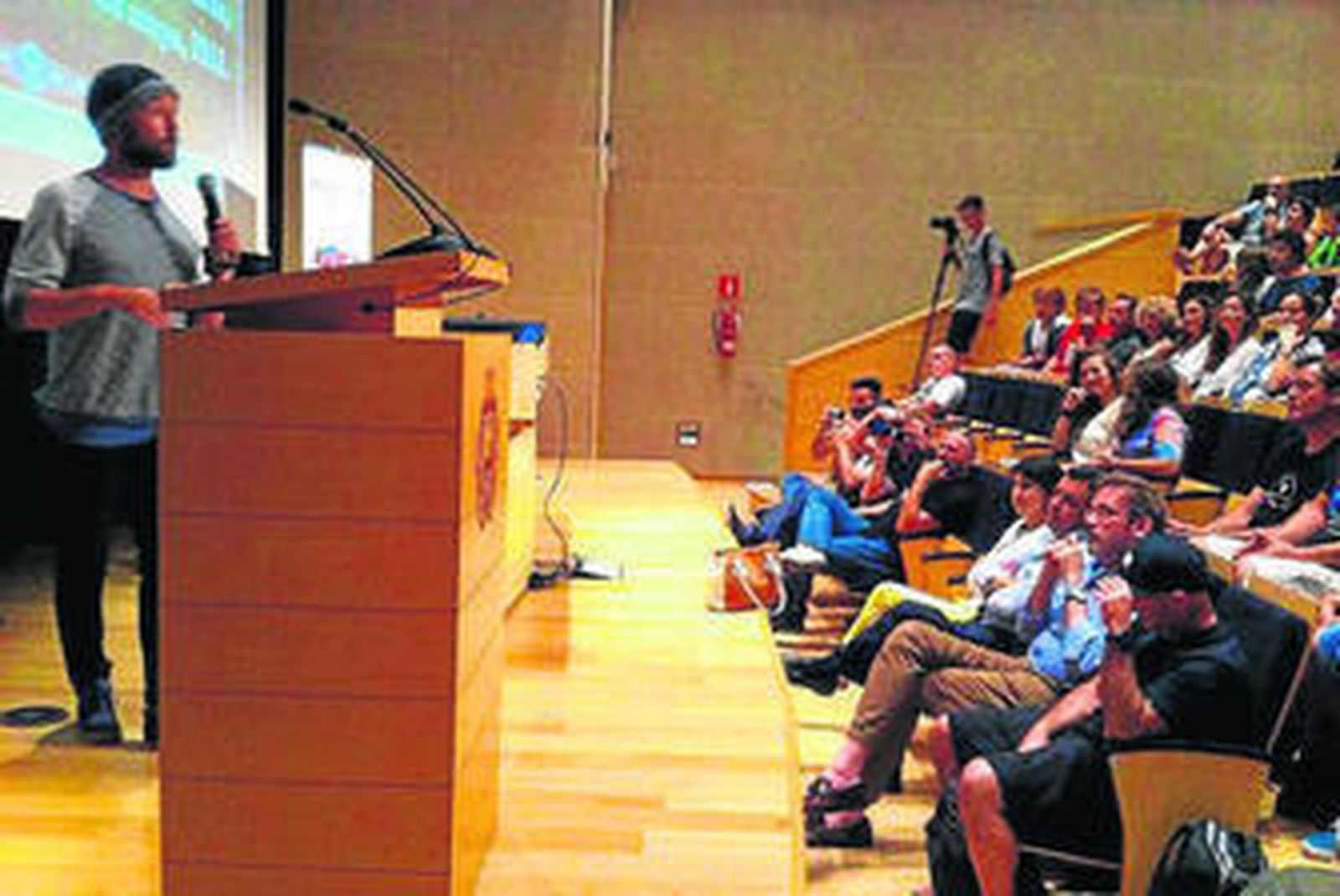 Una de las ponencias sobre la cultura del surf, en el Centro de Congresos.