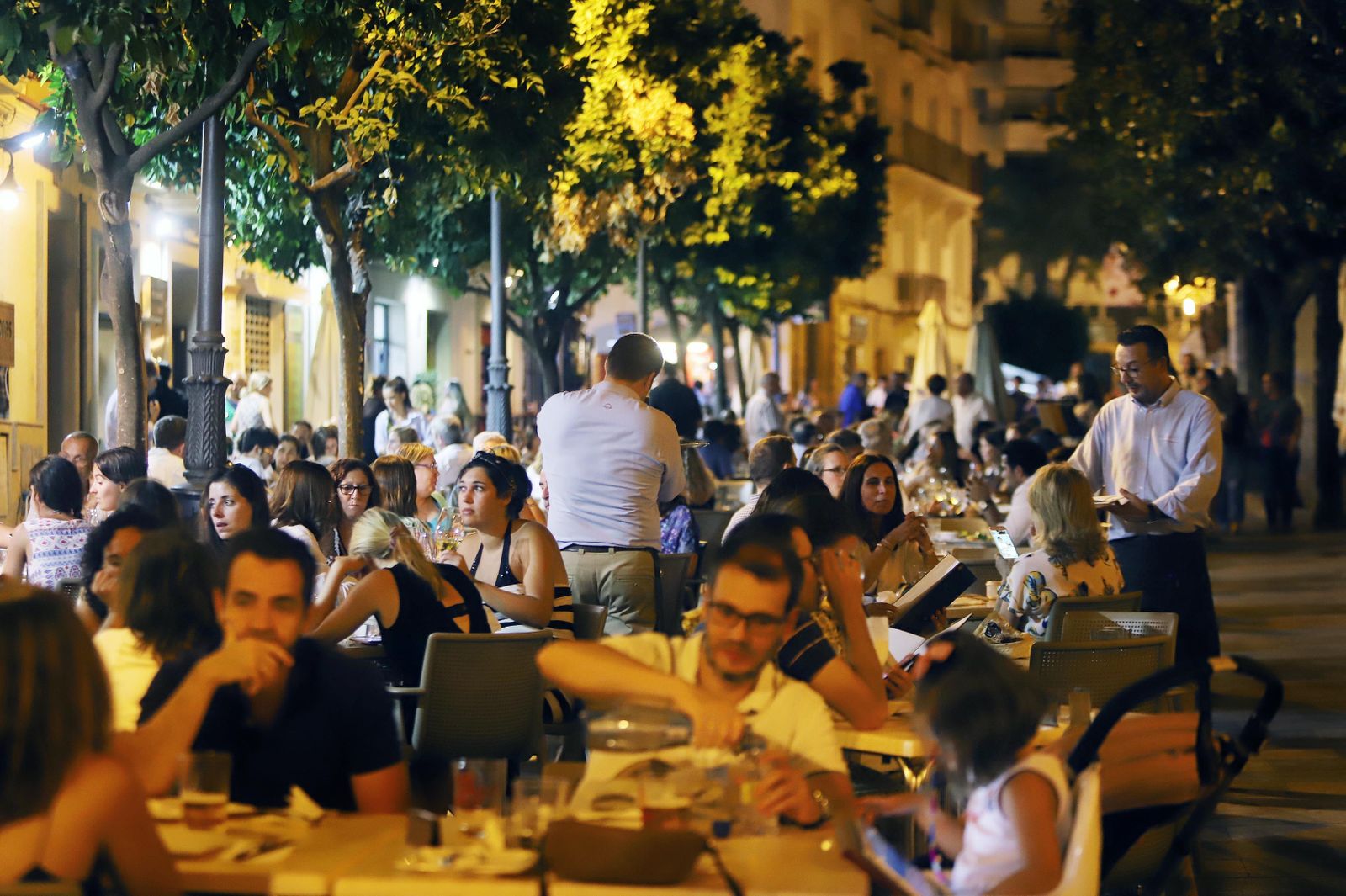 Ambiente nocturno en las terraza del centro