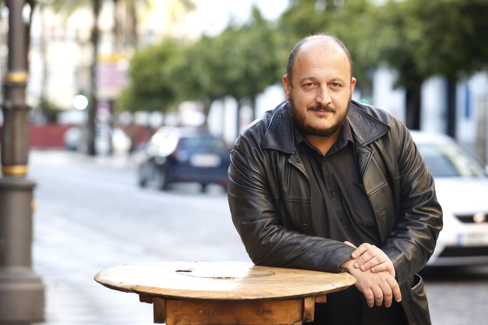 Raúl  Ruiz-Berdejo , en la terraza del bar La Moderna de Jerez.