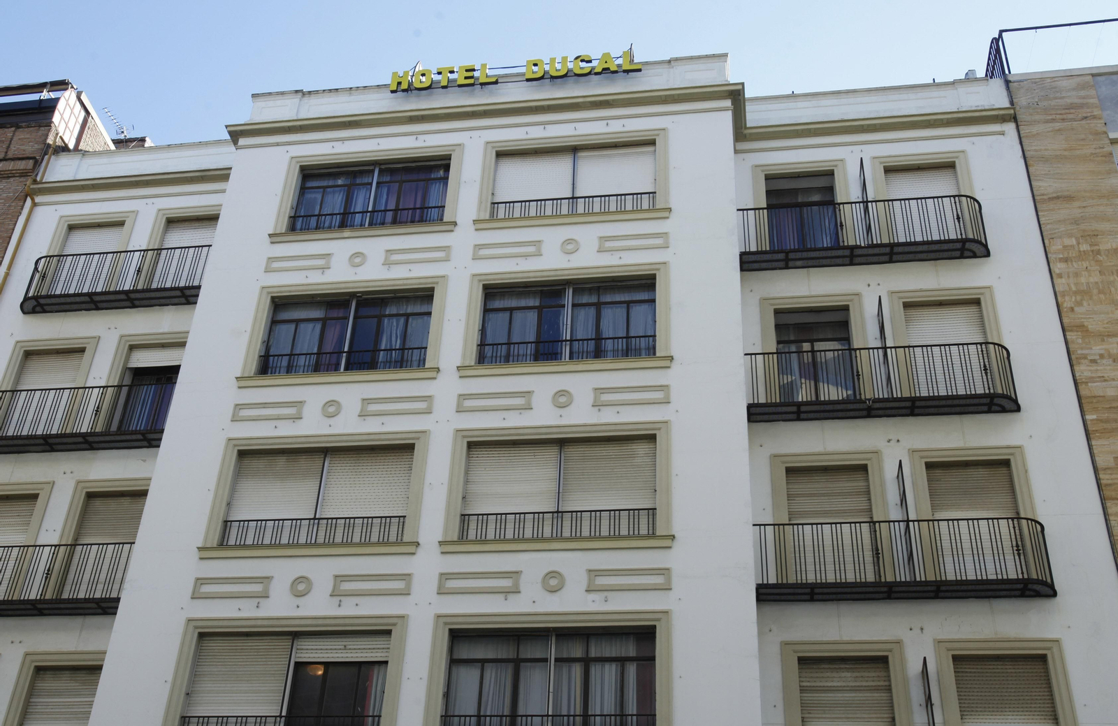 El hotel Ducal, que abrió en 1959 y cerró en 2010, todavía conserva el letrero.