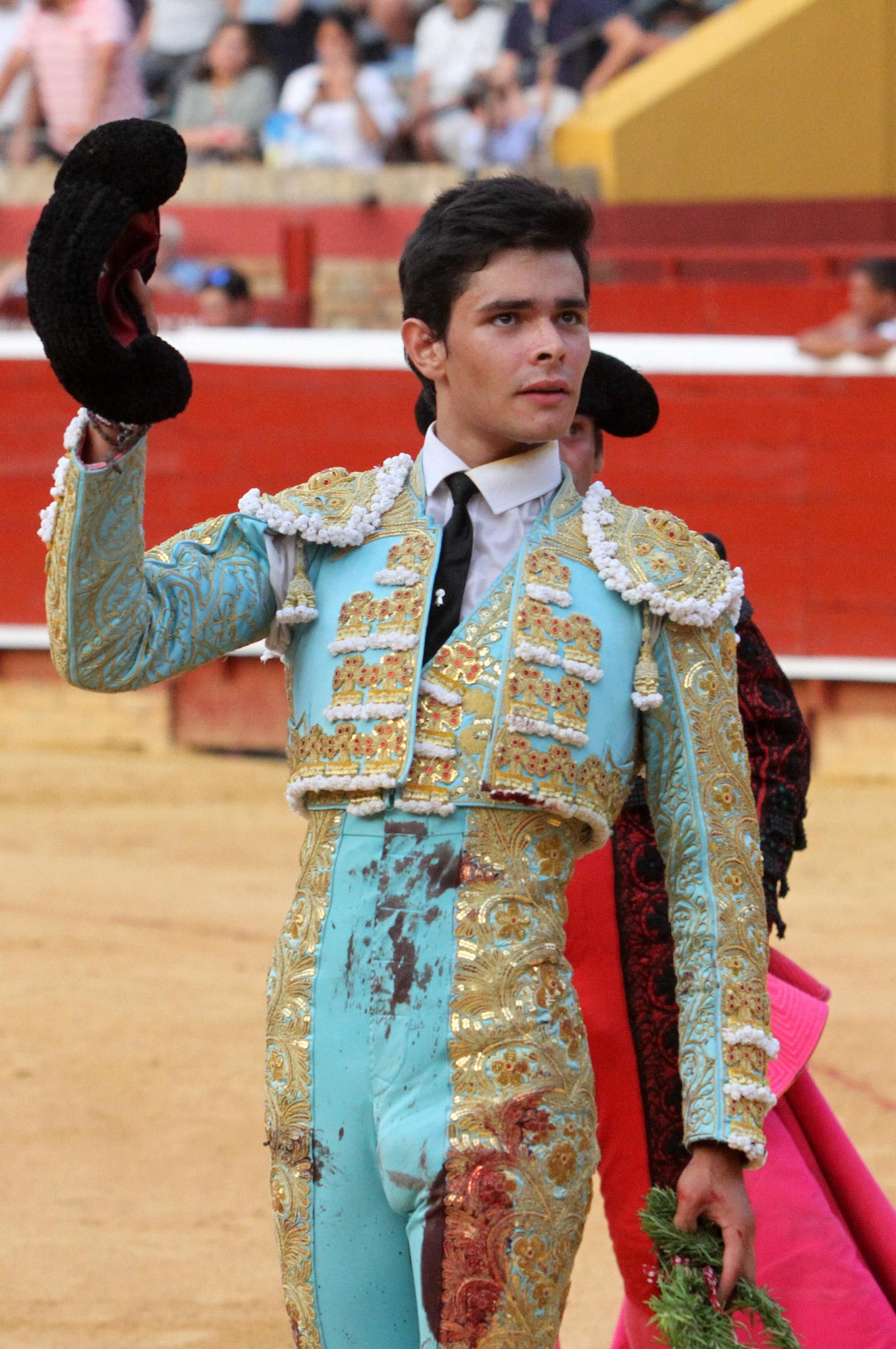 Juan Silva "Juanito" sale a hombros en la Plaza de toros La Merced, en imágenes