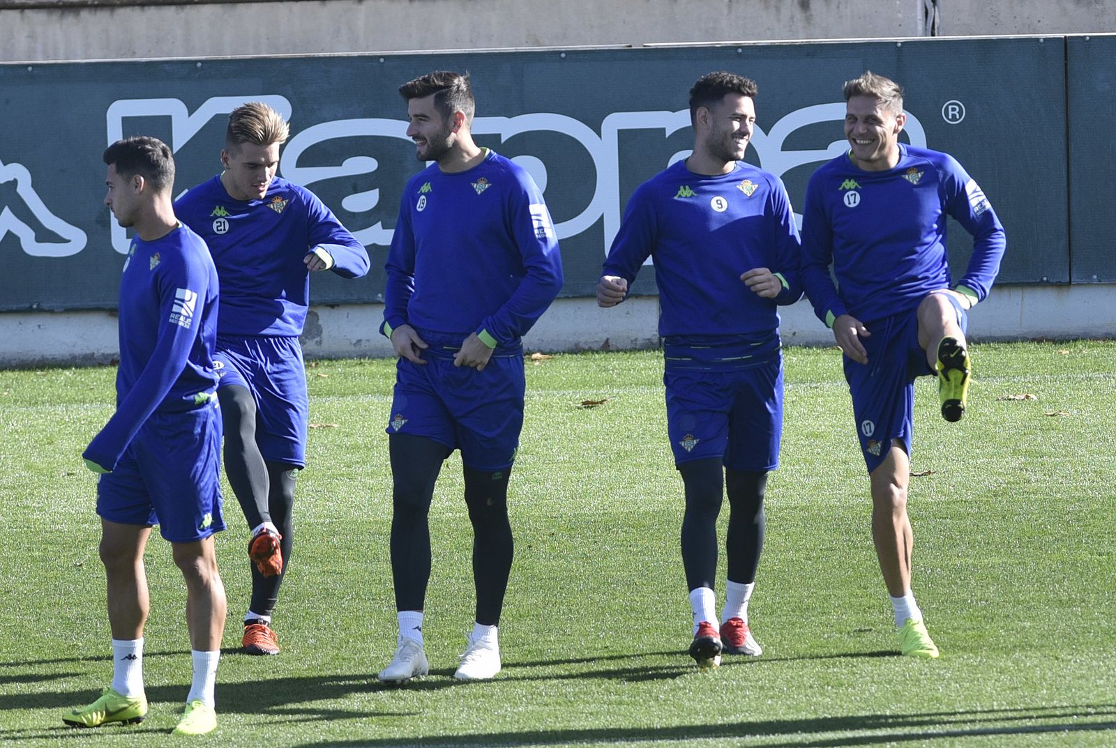Lo Celso, Barragán, Sanabria y Joaquín bromean en el entrenamiento matinal de ayer en la ciudad deportiva.