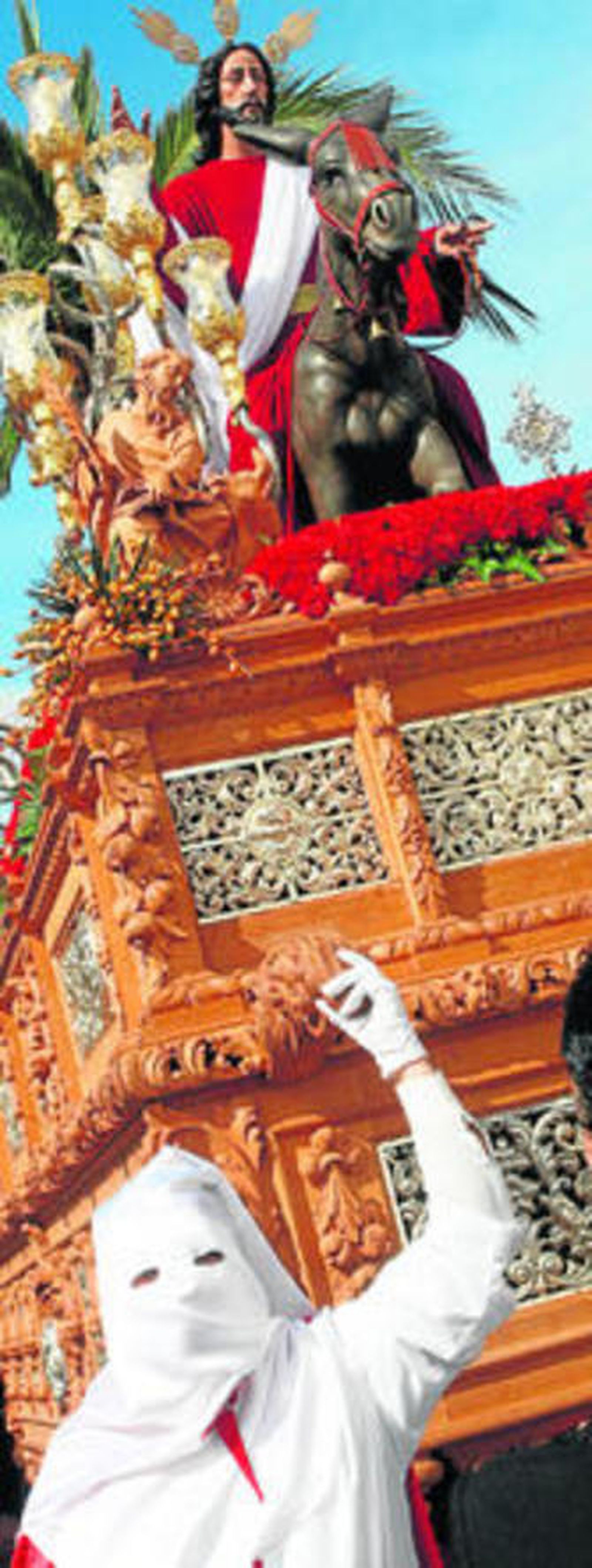 Un nazareno, ayer junto al paso de Jesús en la Entrada Triunfal en Jerusalén.