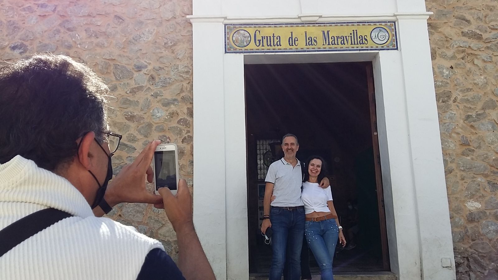 Dos turistas disfrutan de la Gruta de las Maravillas este verano.