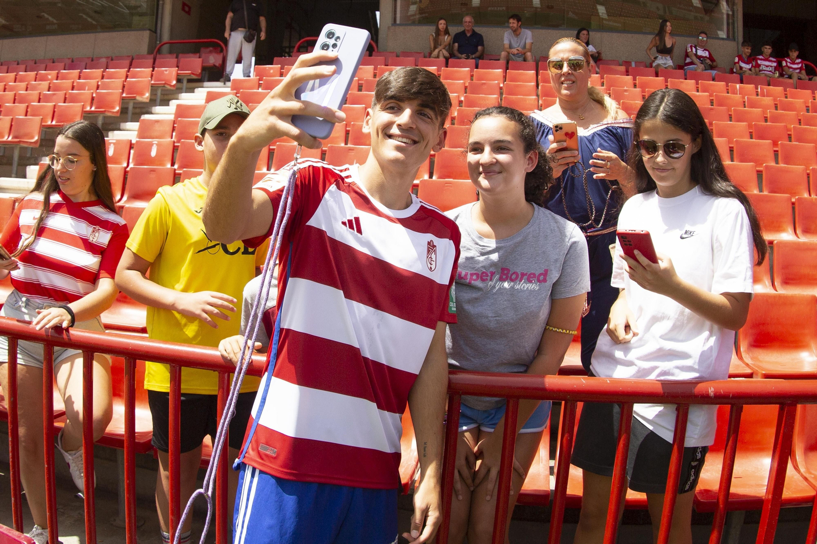 Las mejores imágenes de la presentación de Gonzalo Villar con el Granada CF