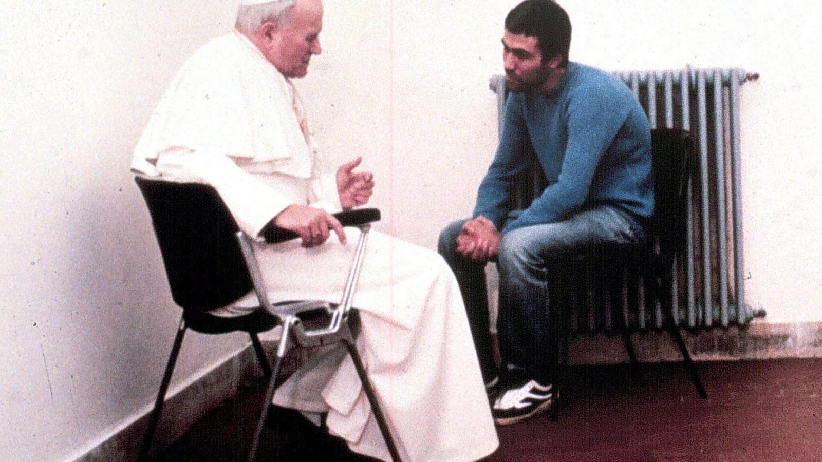 Visita de Juan Pablo II a Ali Agca en la cárcel.