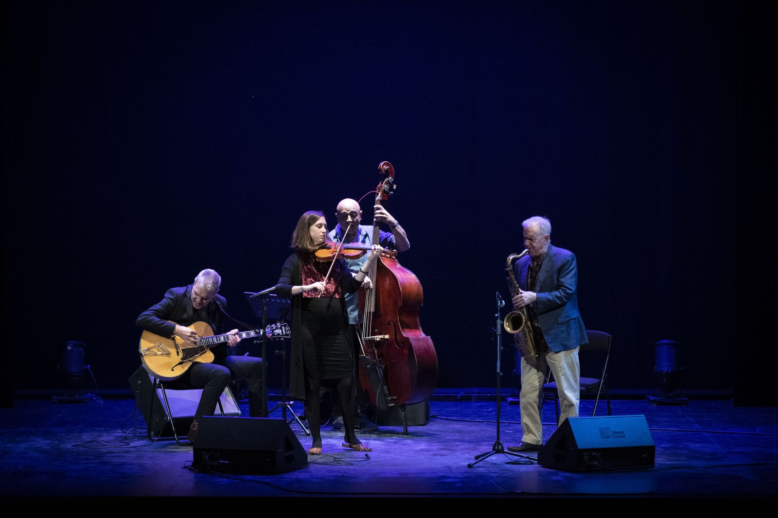 Èlia Bastida, violín, junto a Joan Chamorro; contrabajo; Josep Traver, guitarra, y  Scott Hamilton.