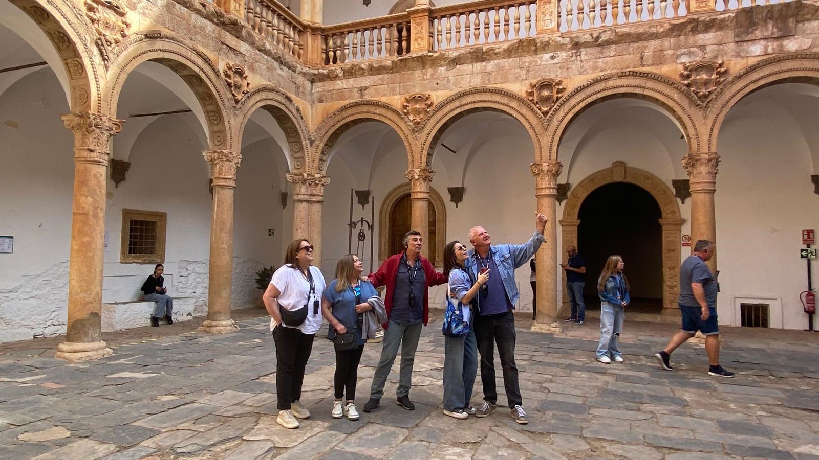 Visitantes del castillo en el primer fin de semana de apertura.