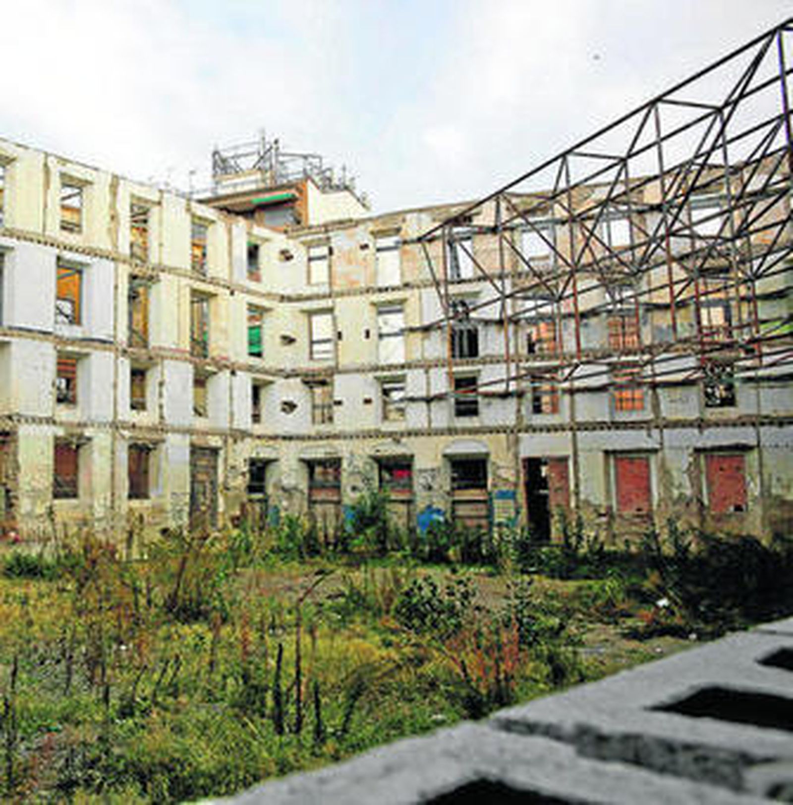 Interior de las fincas 1 y 2 de la Plaza del Teatro, de las que solo se mantienen en pie las fachadas.