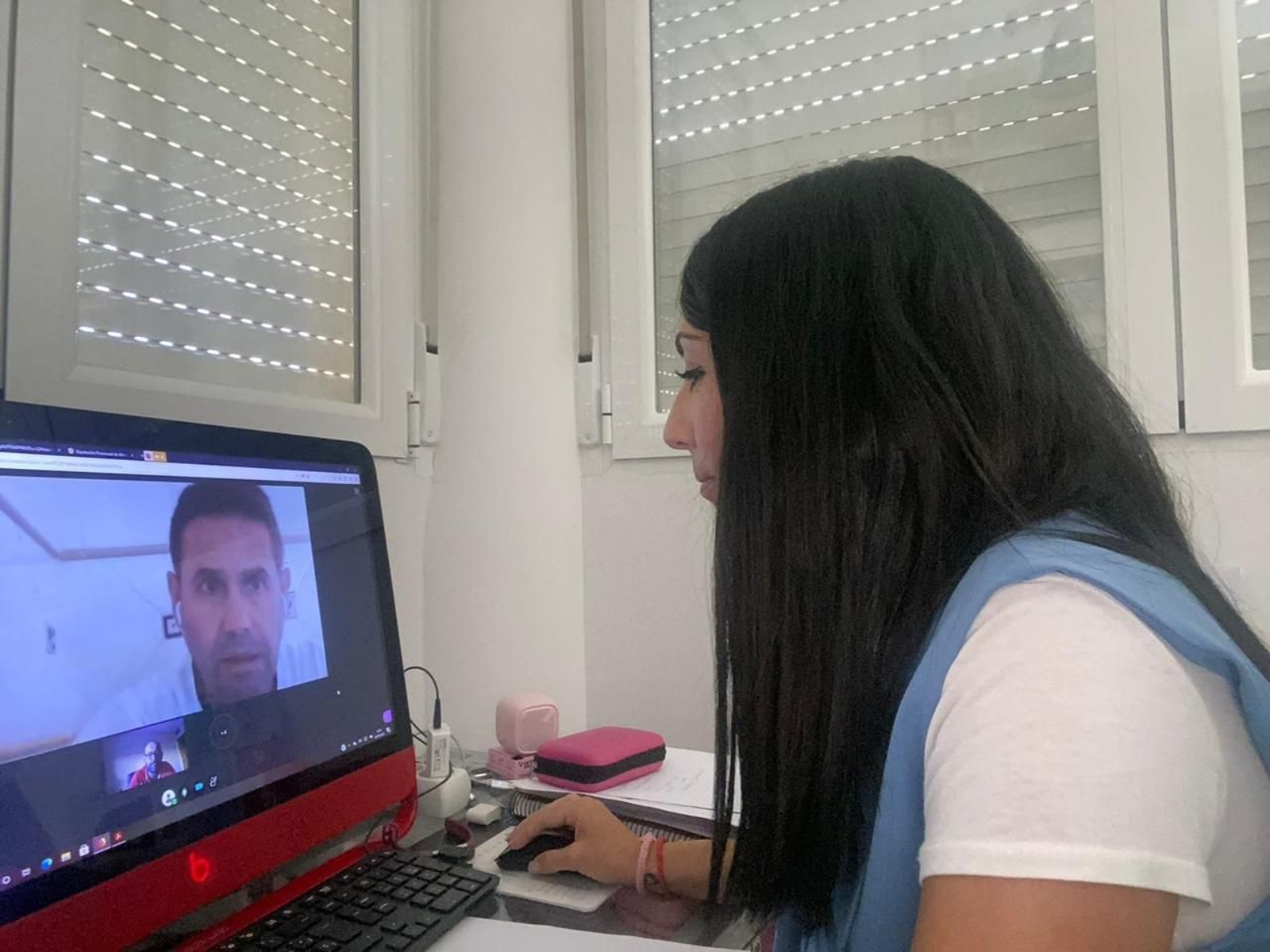 La concejala de Educación, Almudena Serrano, mantiene una reunión telemática con uno de los directores de CEIP de Huércal de Almería