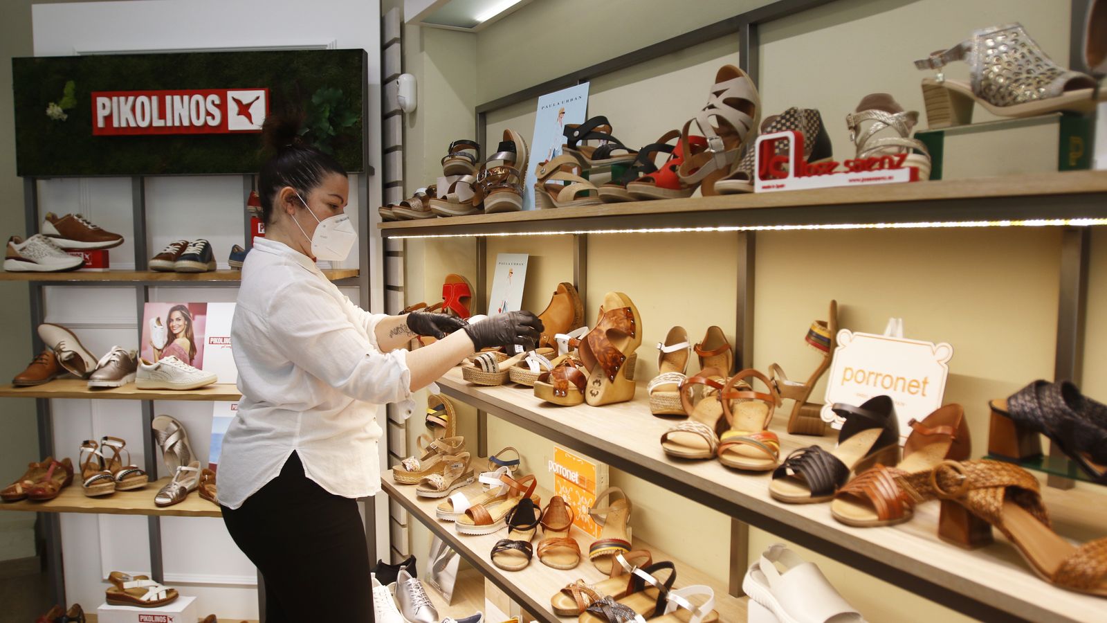 Laura Cejudo, empleada de la zapatería Pink Zapo.