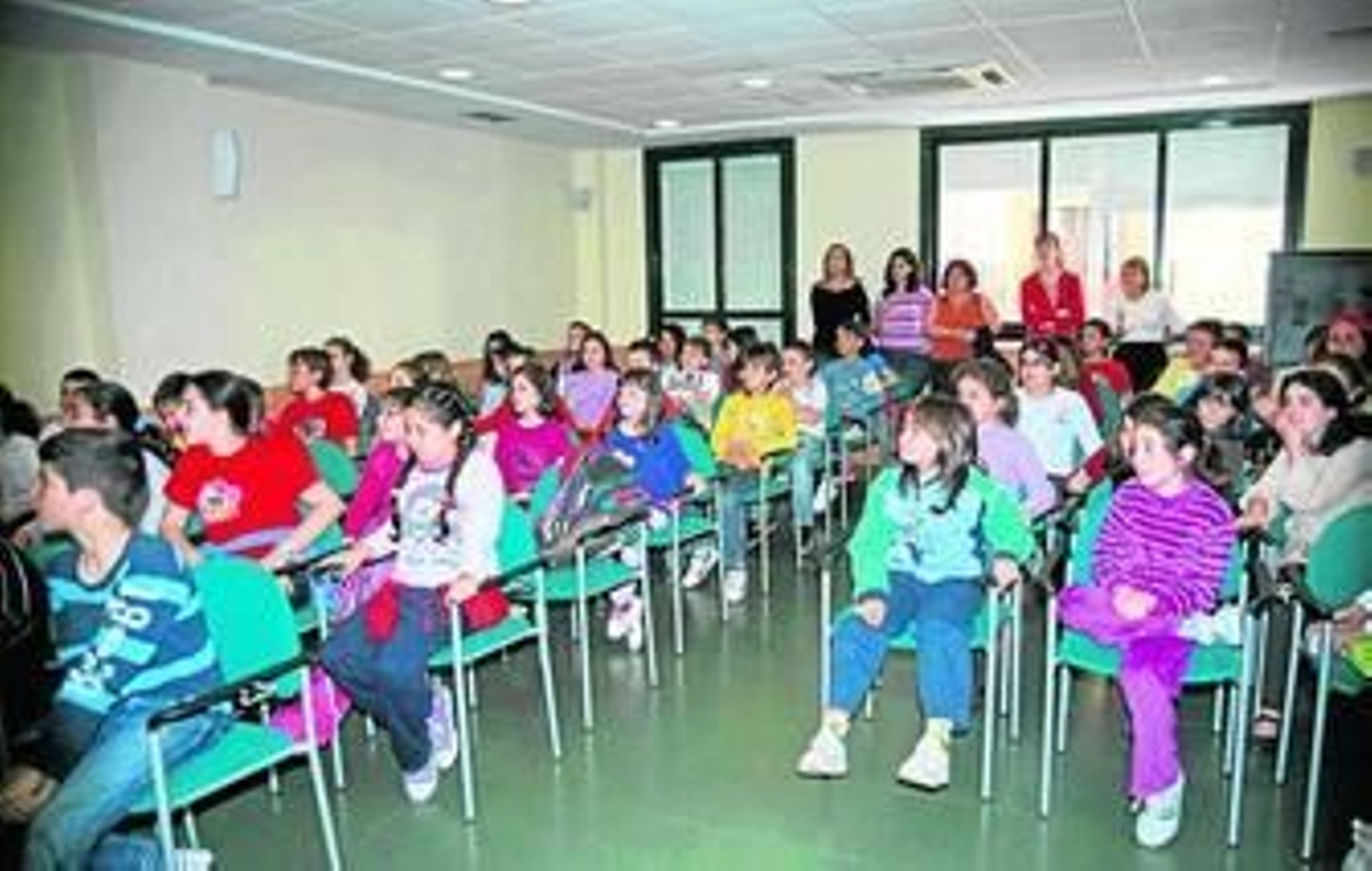 Los niños del colegio Madre de la Luz estuvieron en la ONCE disfrutando de distintos talleres.