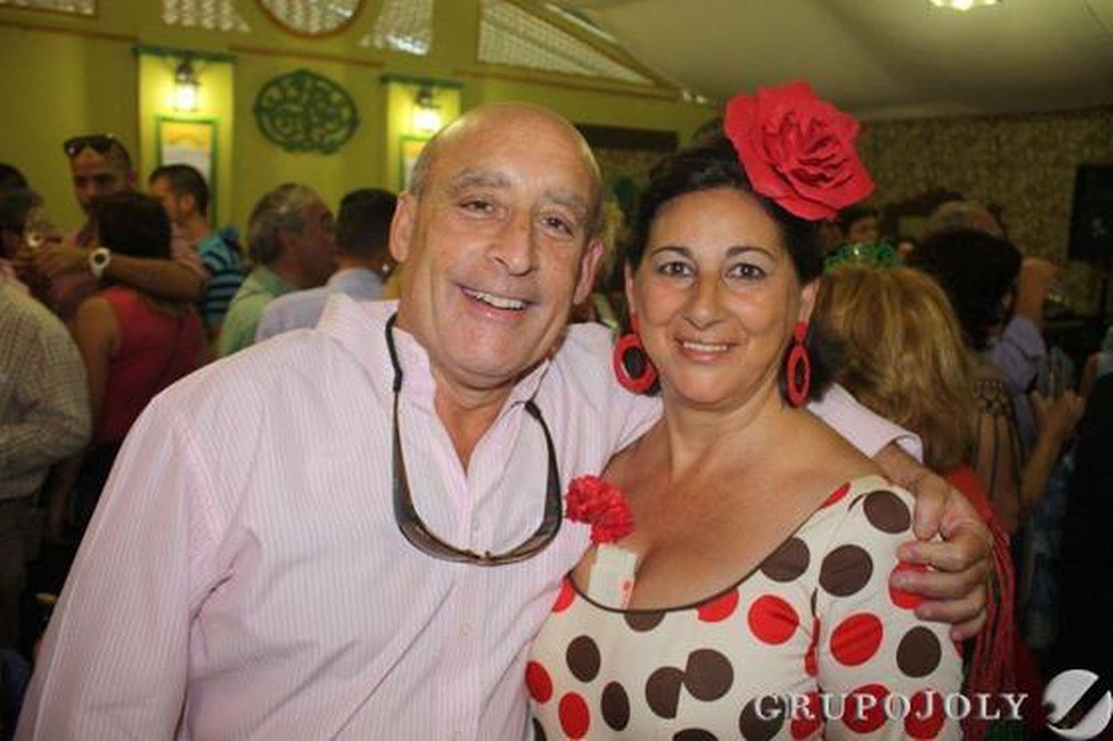 Manolo Herrera y esposa, luciendo un traje de flamenca de lunares rojos mezclados con los marrones.

Foto: Diario de Cádiz