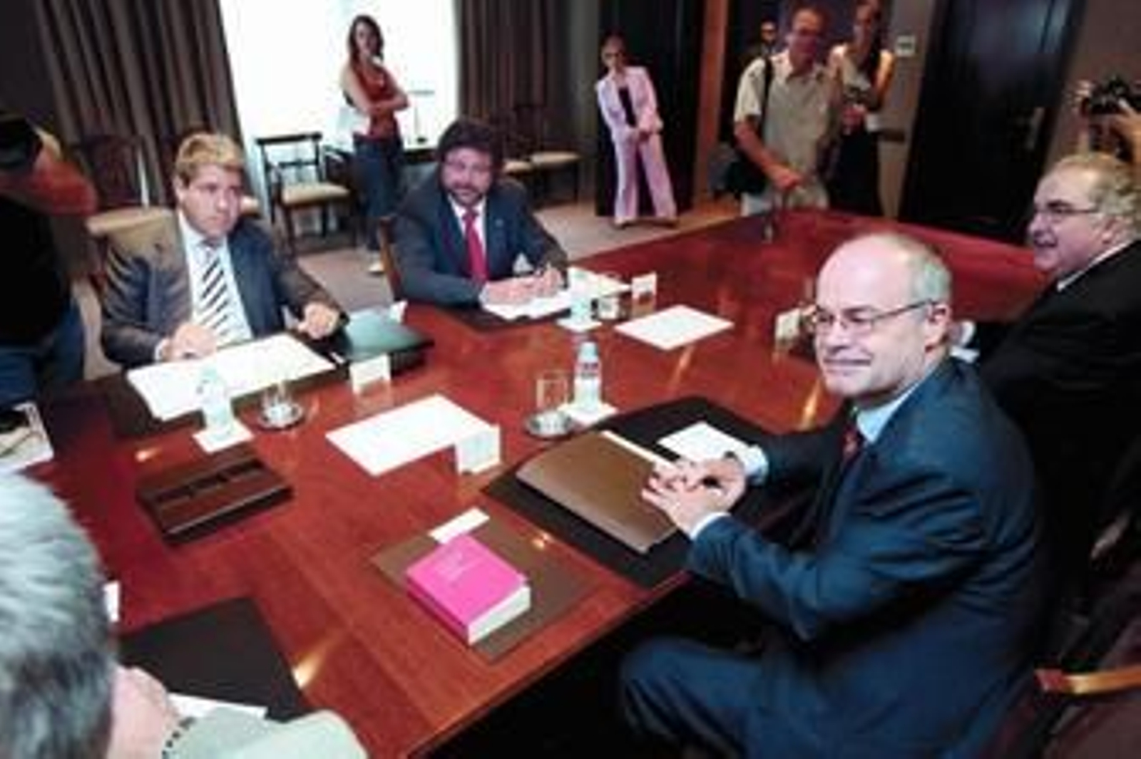 Los representantes de CiU (izqda.) y de la Generalitat de Cataluña, en la reunión de ayer en Barcelona.