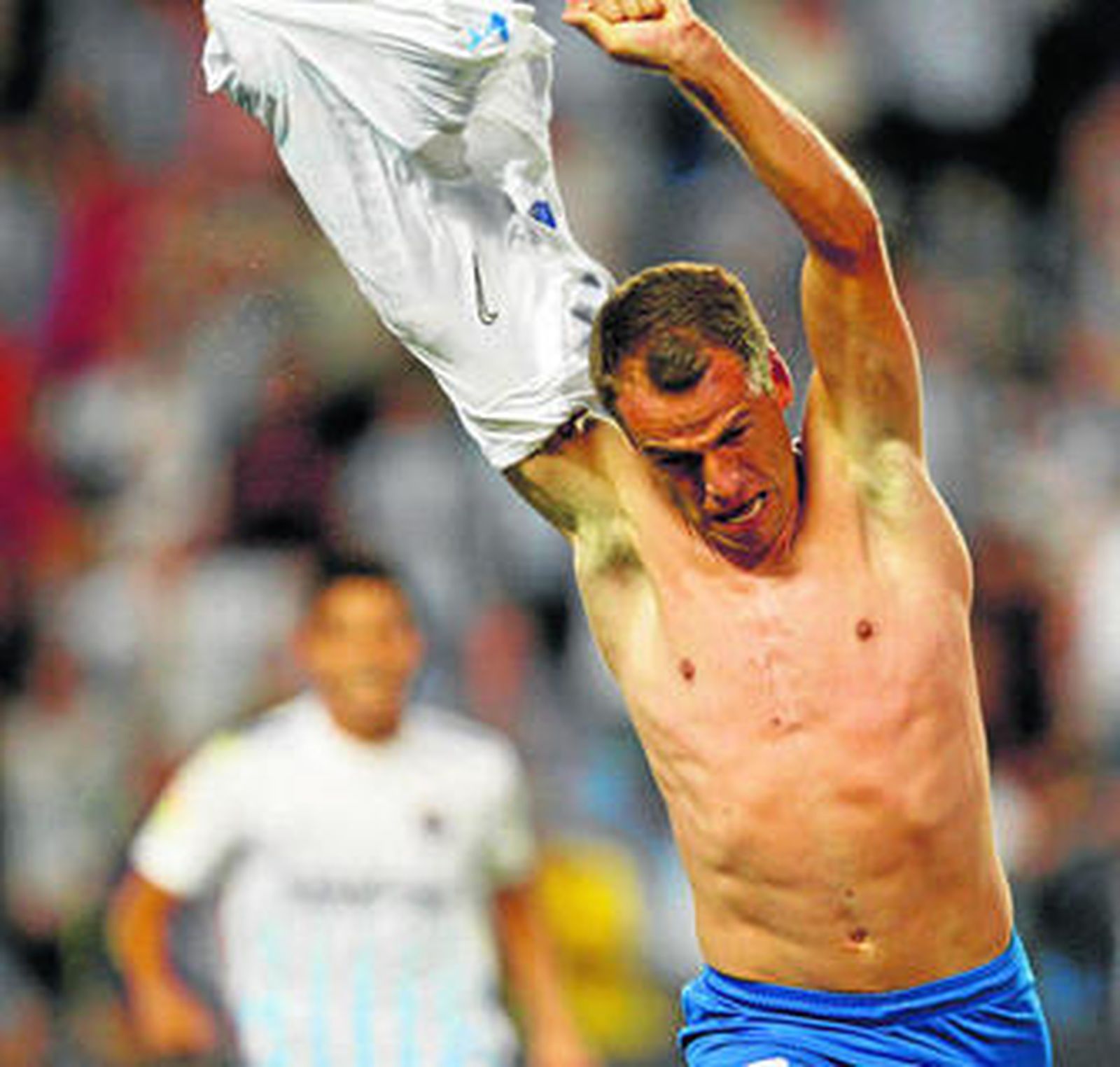 Duda se quita la camiseta para celebrar su tanto al Athletic.