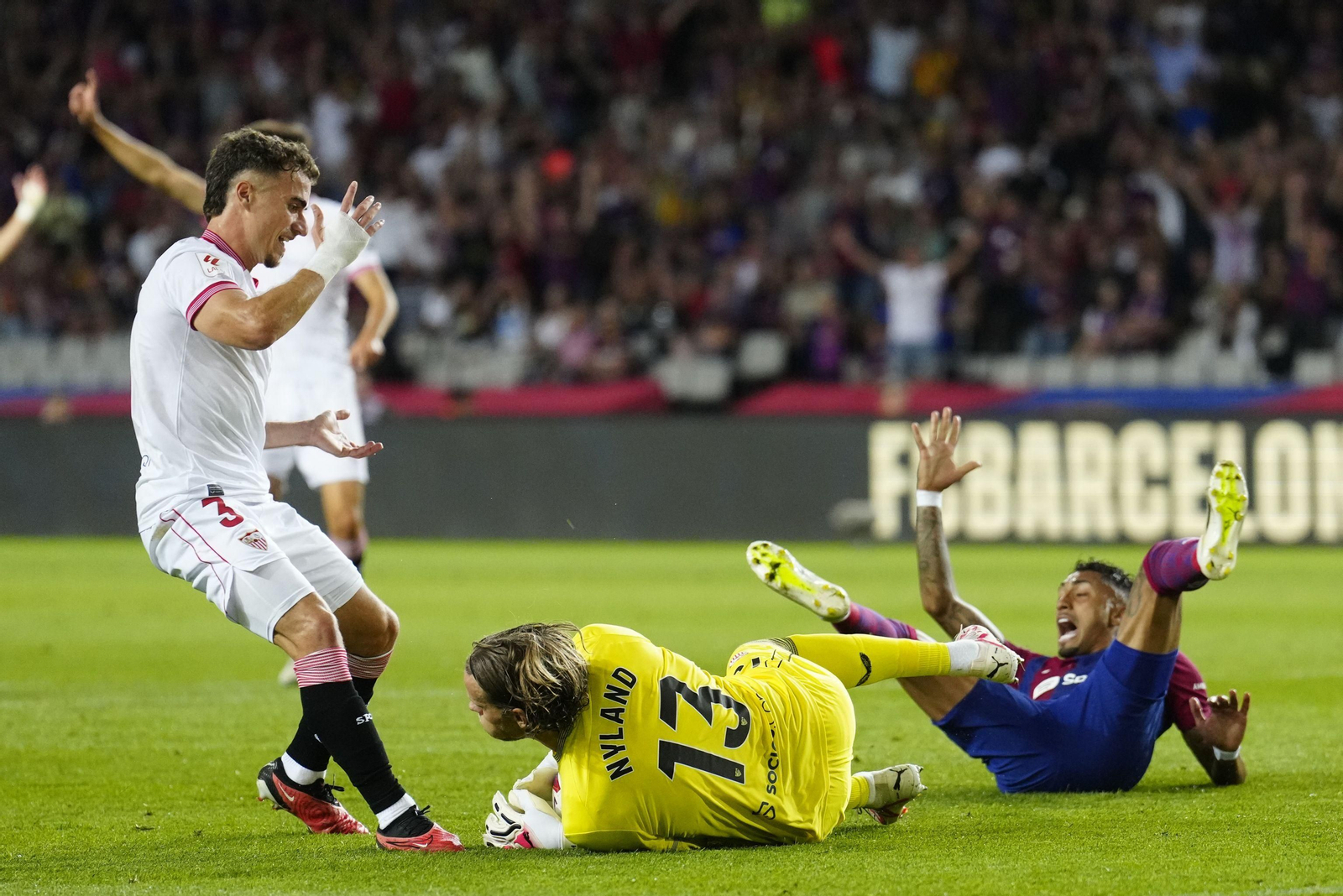 Nyland bloca ante Raphinha, que reclamó un penalti inexistente de Pedrosa antes de su lesión.