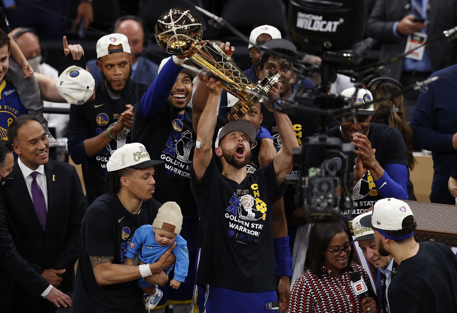 Steph Curry alza el trofeo de campeón de la NBA.