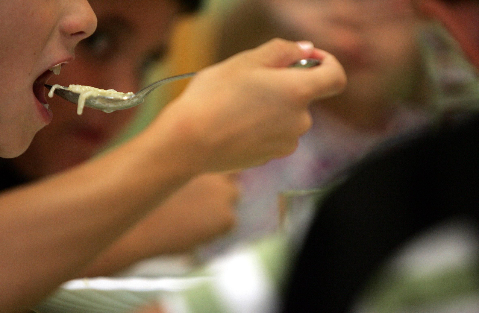 Un menos comiendo sopa en el comedor de un centro educativo de la capital.