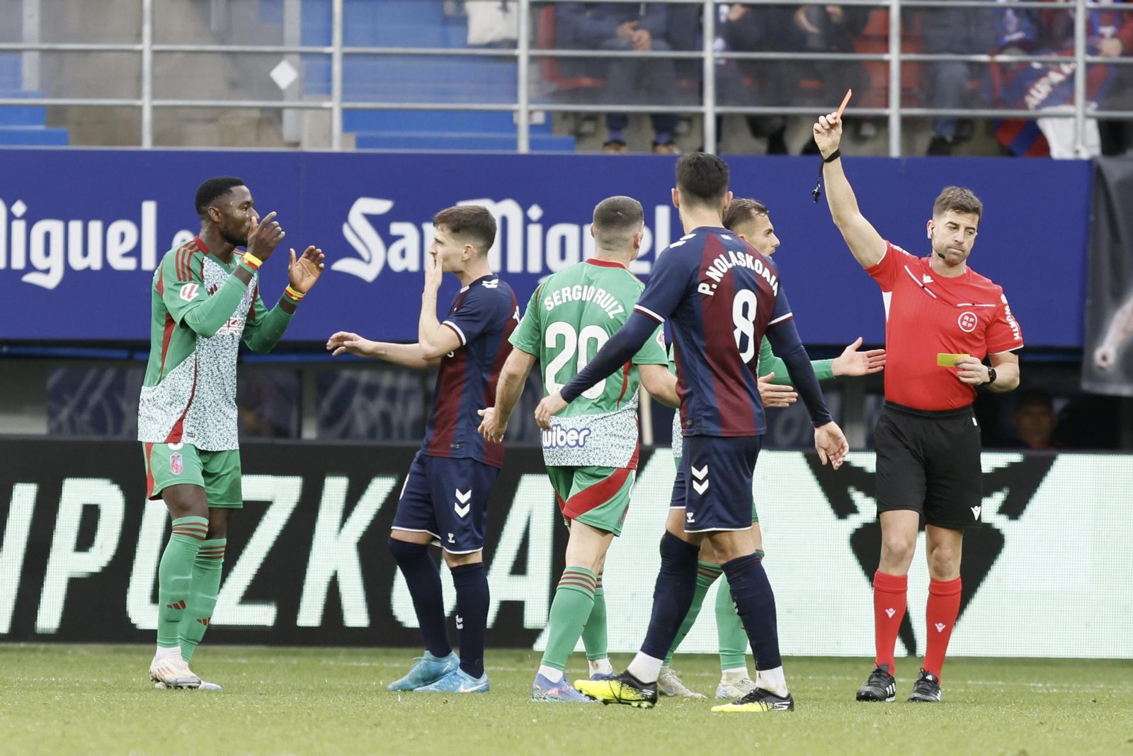 Momento en el que Ávalos Barrera expulsa a Martin Hongla.