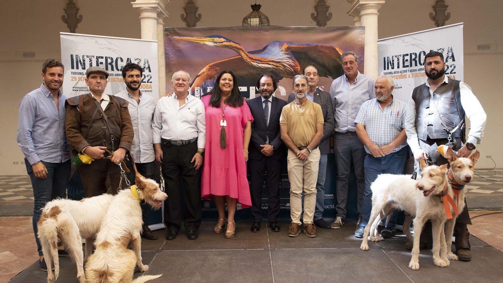 Asistentes a la presentación de la muestra cinegética.