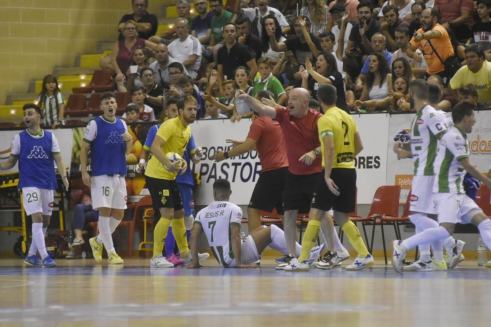 Las imágenes de la presentación del Córdoba Patrimonio de la Humanidad ante el Jaén Paraíso Interior