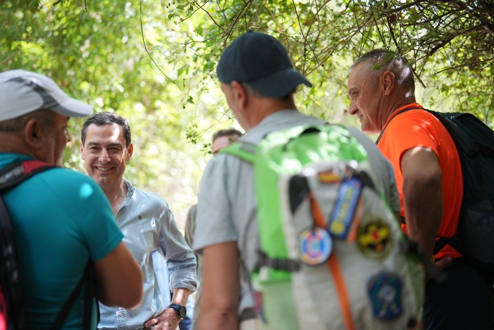 Juanma Moreno, el pasado jueves con unos senderistas en el río Majaceite, en la Sierra de Cádiz.