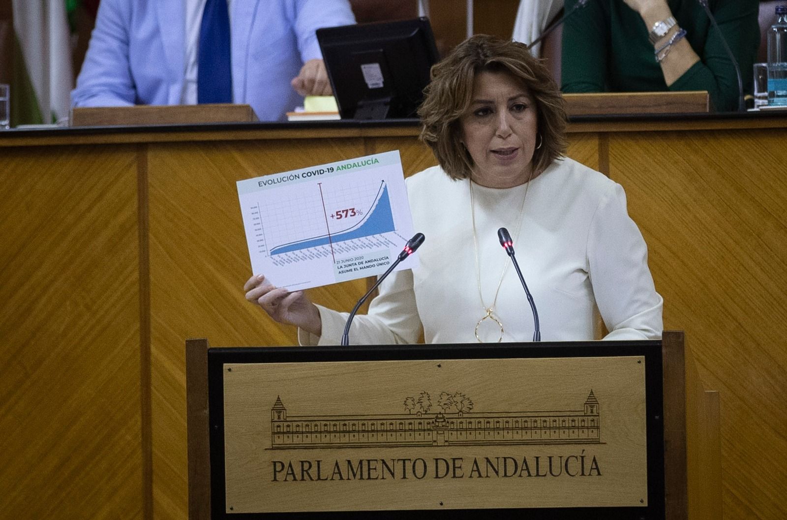 Susana Díaz, en la tribuna del Parlamento durante su debate con Juanma Morneo