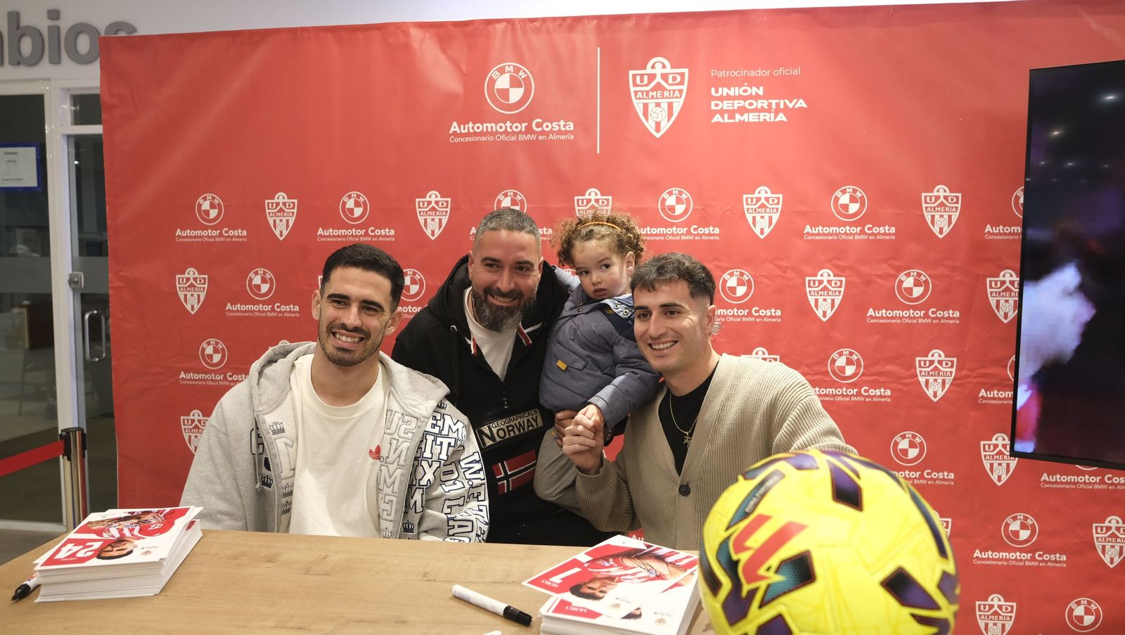 Jon Mocillo y Miguel de la Fuente firman autógrafos en Automotor Costa BMW