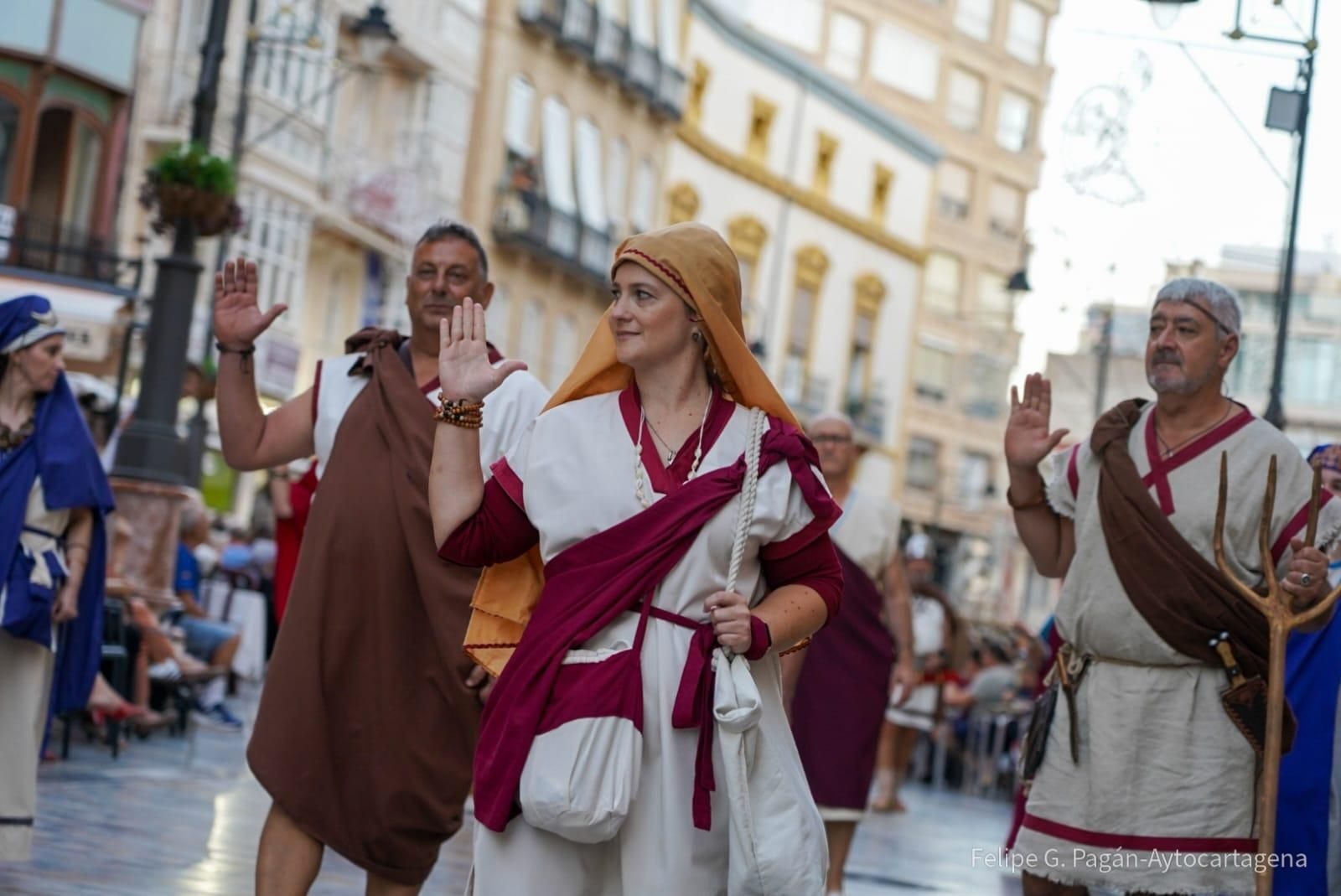 Así fue el paseo de la recreación de Cástulo de Linares por el desfile de Cartagena, en imágenes