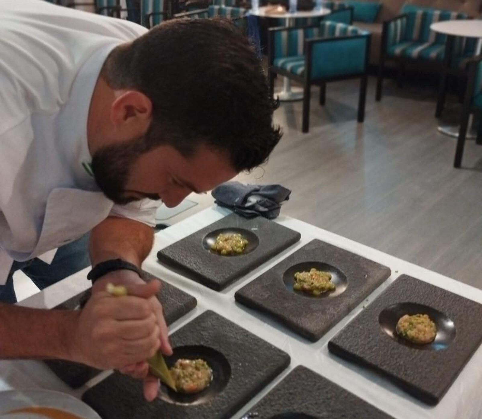 Borja Garrido elabora uno de los platos que presentó en la semifinal.