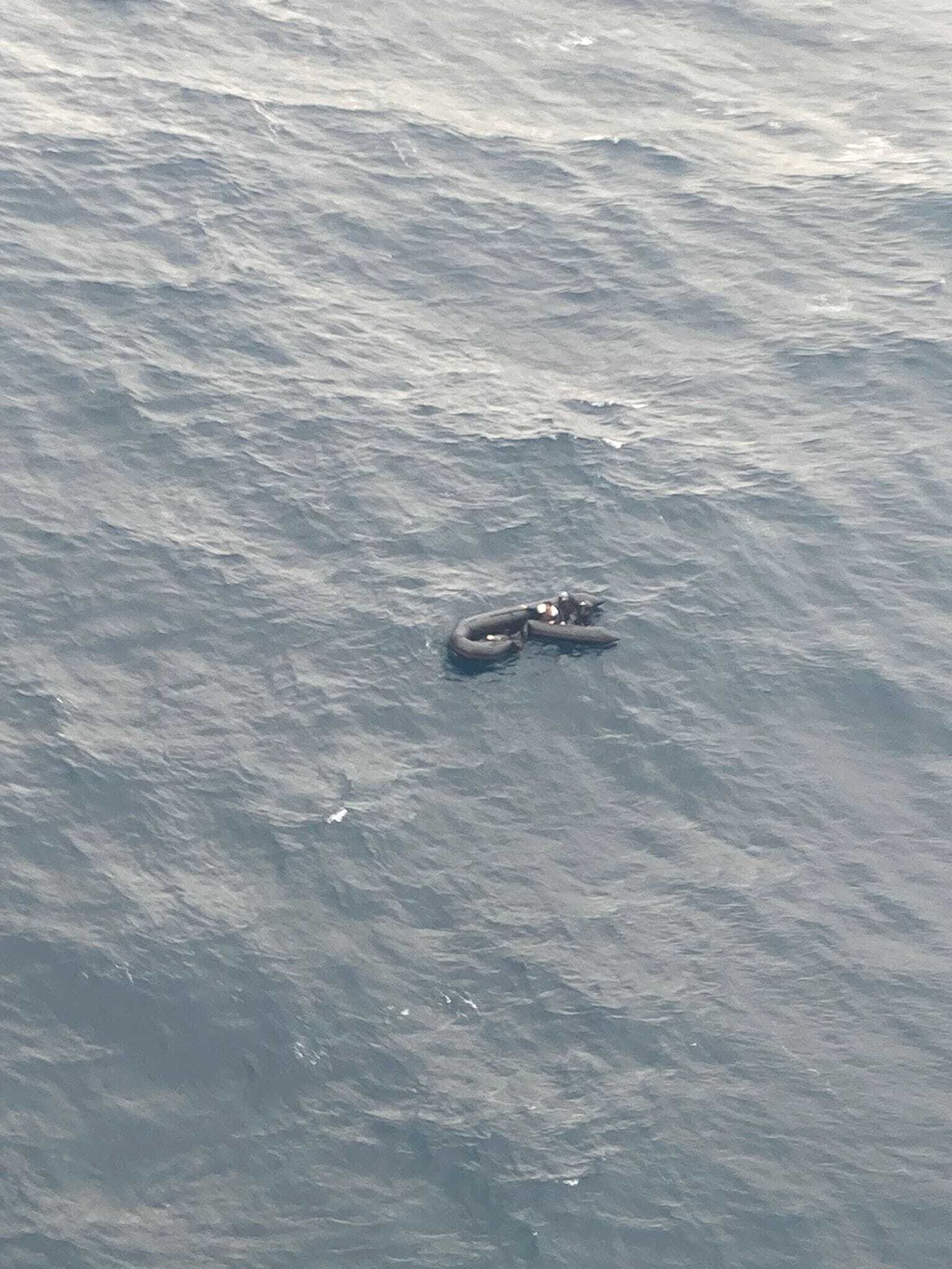 Vista del estado de la embarcación en la que viajaban los migrantes