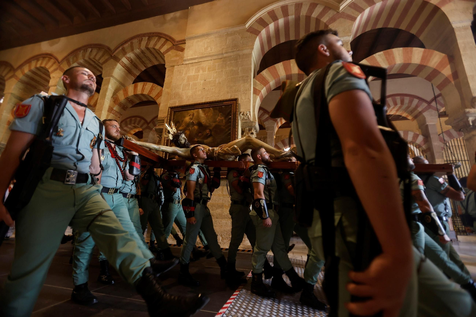 El vía crucis de la Caridad con la Legión en el Viernes Santo de Córdoba, en imágenes