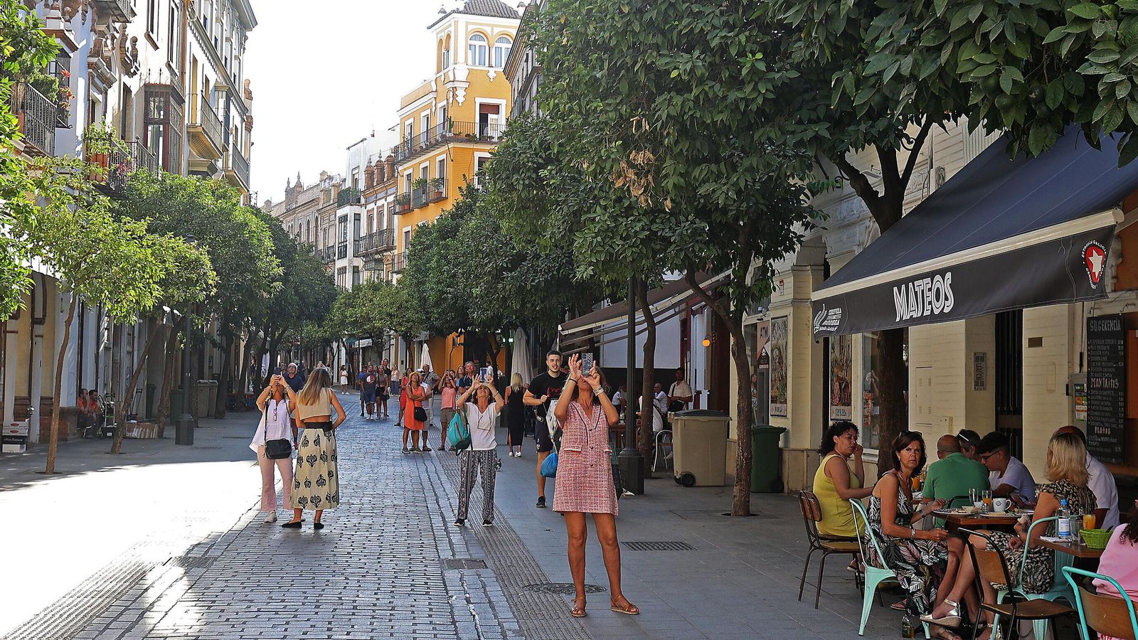 La calle Mateos Gago tras la reurbanización.