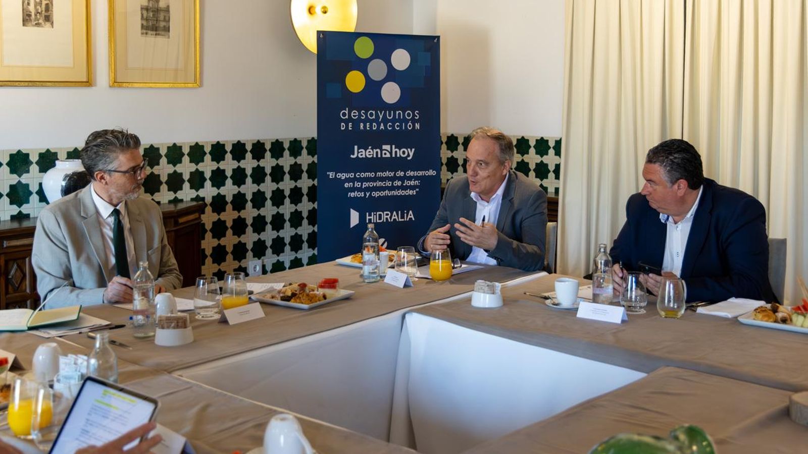 Álvaro Islán, de Hidralia, en un momento de su intervención. Álvaro Islán, de Hidralia, en un momento de su intervención.